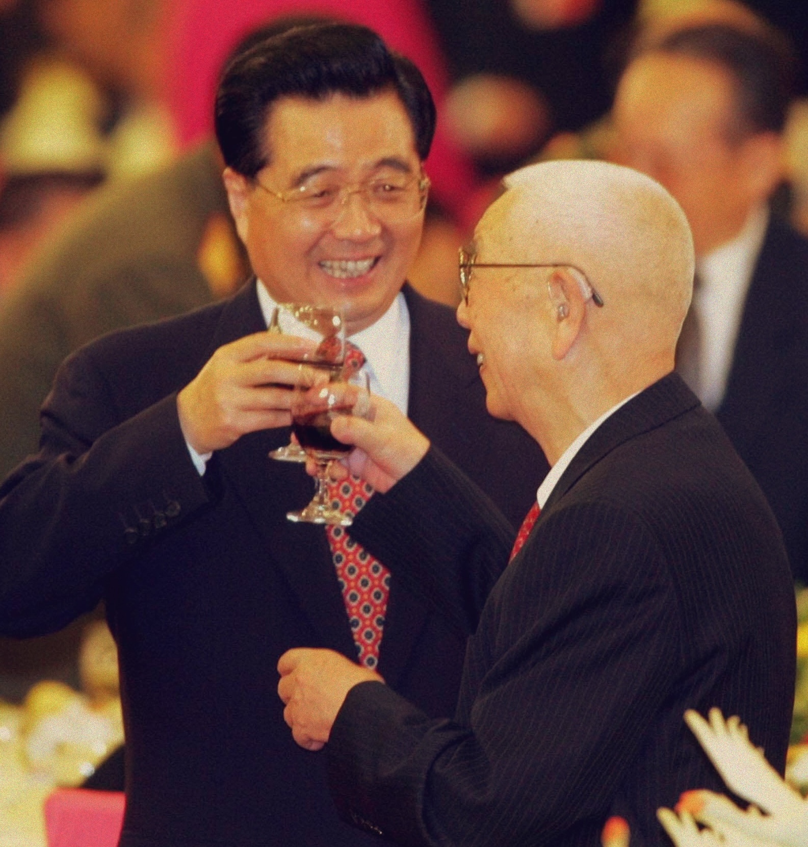 El presidente chino Hu Jintao, a la izquierda, brinda con Liu Huaqing el 30 de septiembre de 2004. © AP Photo/Greg Baker