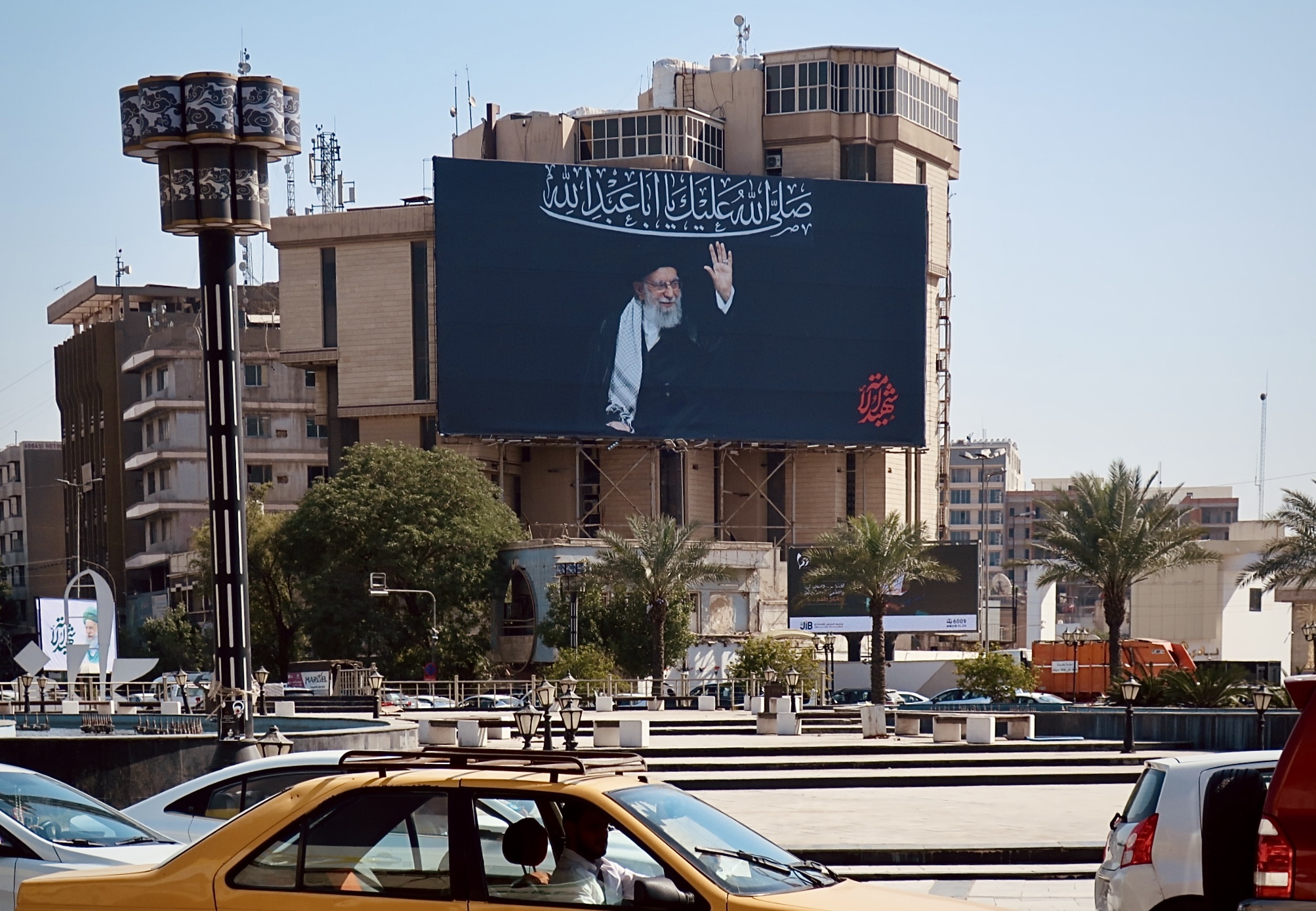 Cartel con la efigie del ayatolá Jamenei colocado en marzo de 2026, en los días posteriores a su asesinato, en un edificio de Bagdad, Irak. La inscripción dice: 