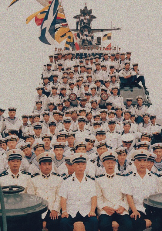 Agosto de 1987, en compañía de marineros (lugar desconocido).