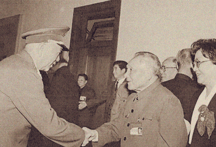 14 de octubre de 1992. Deng Xiaoping, expresidente de la Comisión Militar Central, se reúne con Liu Huaqing, en su calidad de exvicepresidente de la Comisión Militar Central, en el Gran Salón del Pueblo de Pekín, durante el 14º Congreso Nacional del PCC.