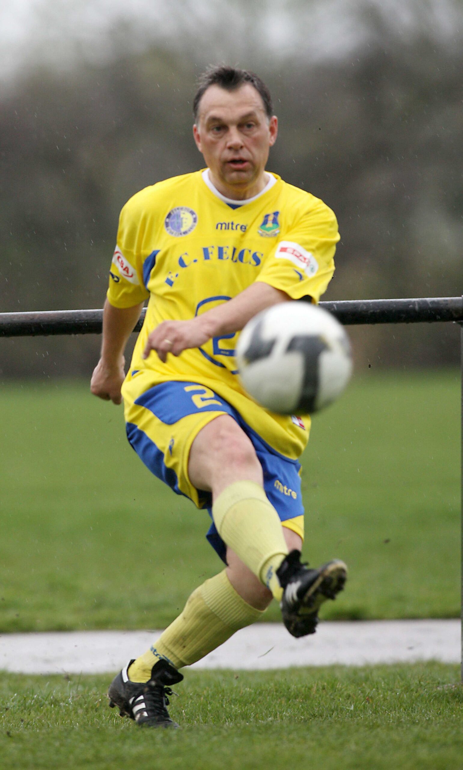 Viktor Orbán da el saque inicial en un partido amistoso entre los antiguos alumnos de la Academia de Fútbol Ferenc Puskás y los periodistas, en el estadio Sostoi de Székesfehérvár, a unos 60 km al suroeste de Budapest, en 2010. © Dudas/SIPA