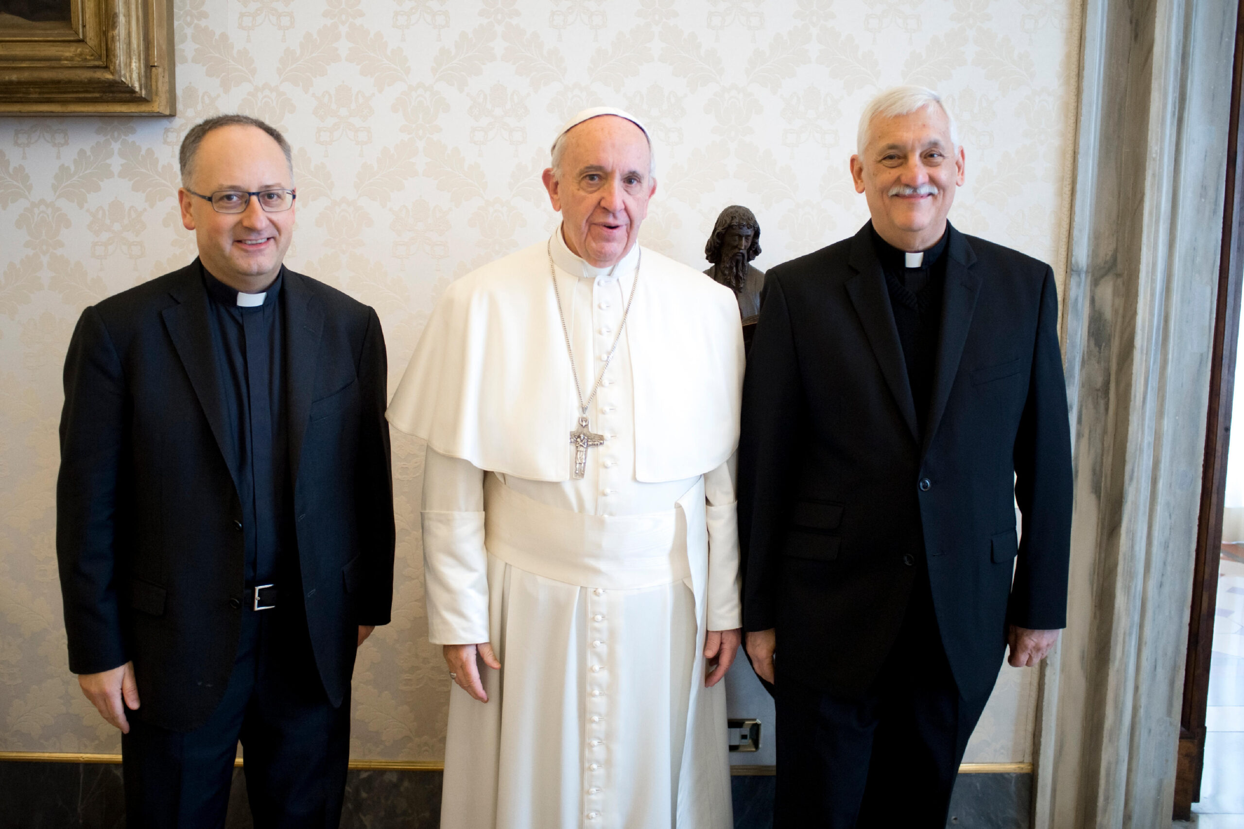 El papa Francisco posa junto a Arturo Sosa Abascal, a la derecha, superior general de la Compañía de Jesús, y al padre Antonio Spadaro, redactor jefe de la revista «Civiltà Cattolica», en el Vaticano, el jueves 9 de febrero de 2017. (© L'Osservatore Romano/Pool Photo vía AP)