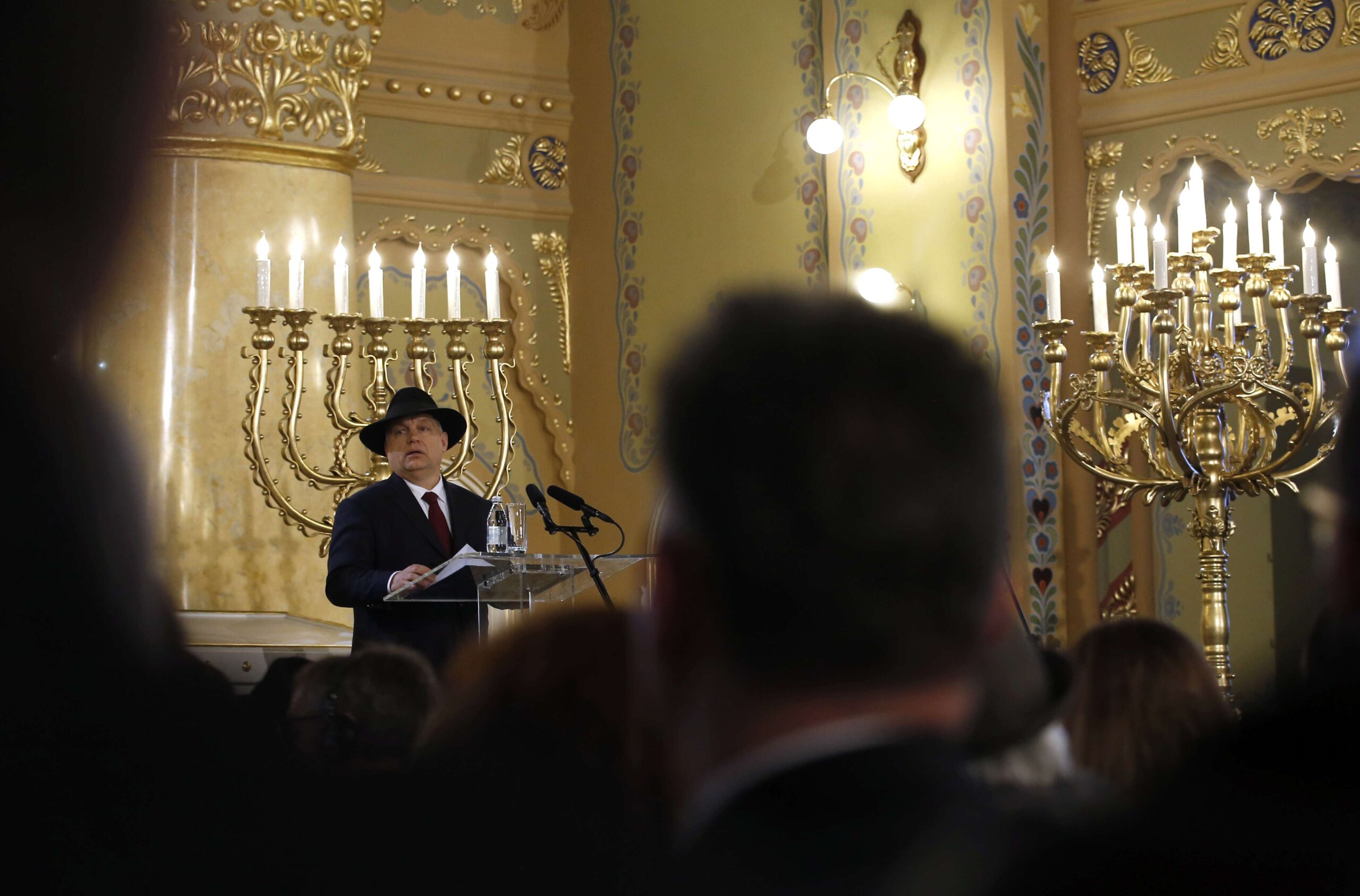 Orbán toma la palabra durante una ceremonia de inauguración de una sinagoga renovada en Subotica, Serbia, el lunes 26 de marzo de 2018. © AP Photo/Darko Vojinovic
