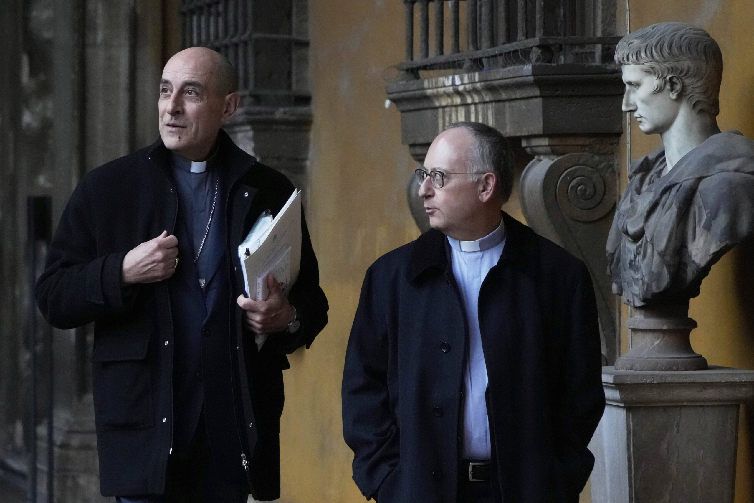 De izquierda a derecha, el cardenal Víctor Fernández y el padre jesuita Antonio Spadaro llegan a Roma el viernes 21 de marzo de 2025, con motivo de la presentación de un libro del papa Francisco titulado «Viva la Poesia» (© AP Foto/Gregorio Borgia)