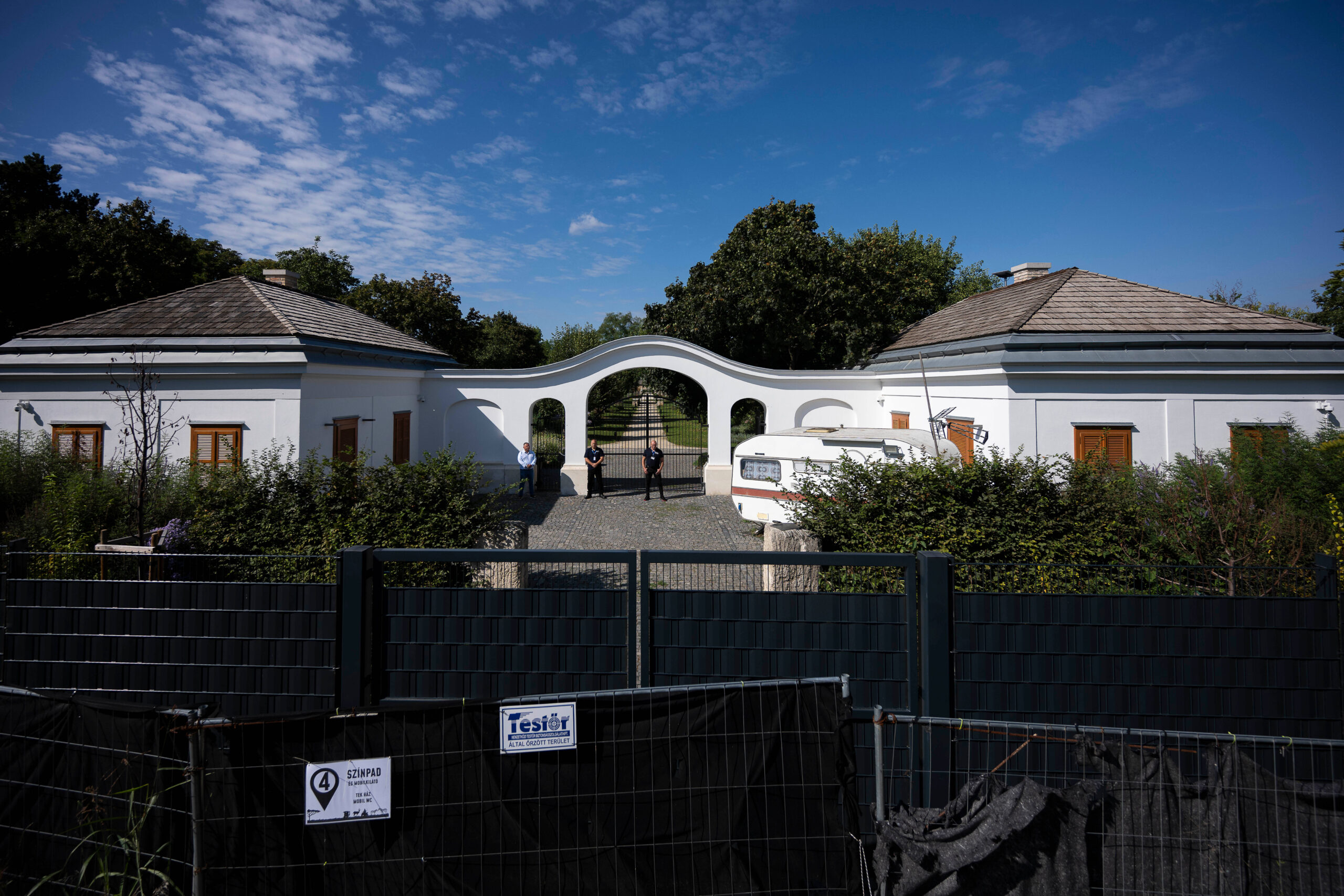 Agentes de seguridad en las puertas de la finca Hatvanpuszta, relacionada con un presunto caso de corrupción en el que está implicado el primer ministro Viktor Orbán, el sábado 27 de septiembre de 2025. © Denes Erdos, AP Photo. 
