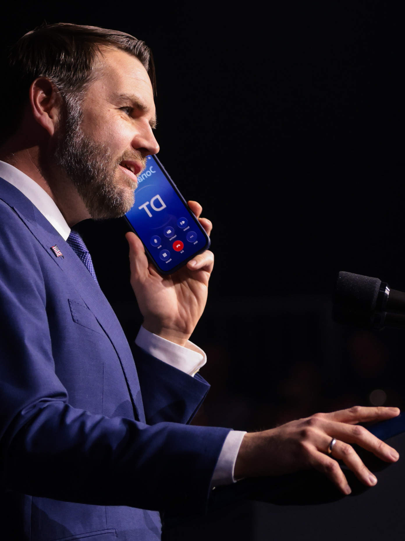 Donald Trump, en altavoz: «Estoy con él al cien por cien. Estados Unidos está con él al cien por cien». © Jonathan Ernst/AP