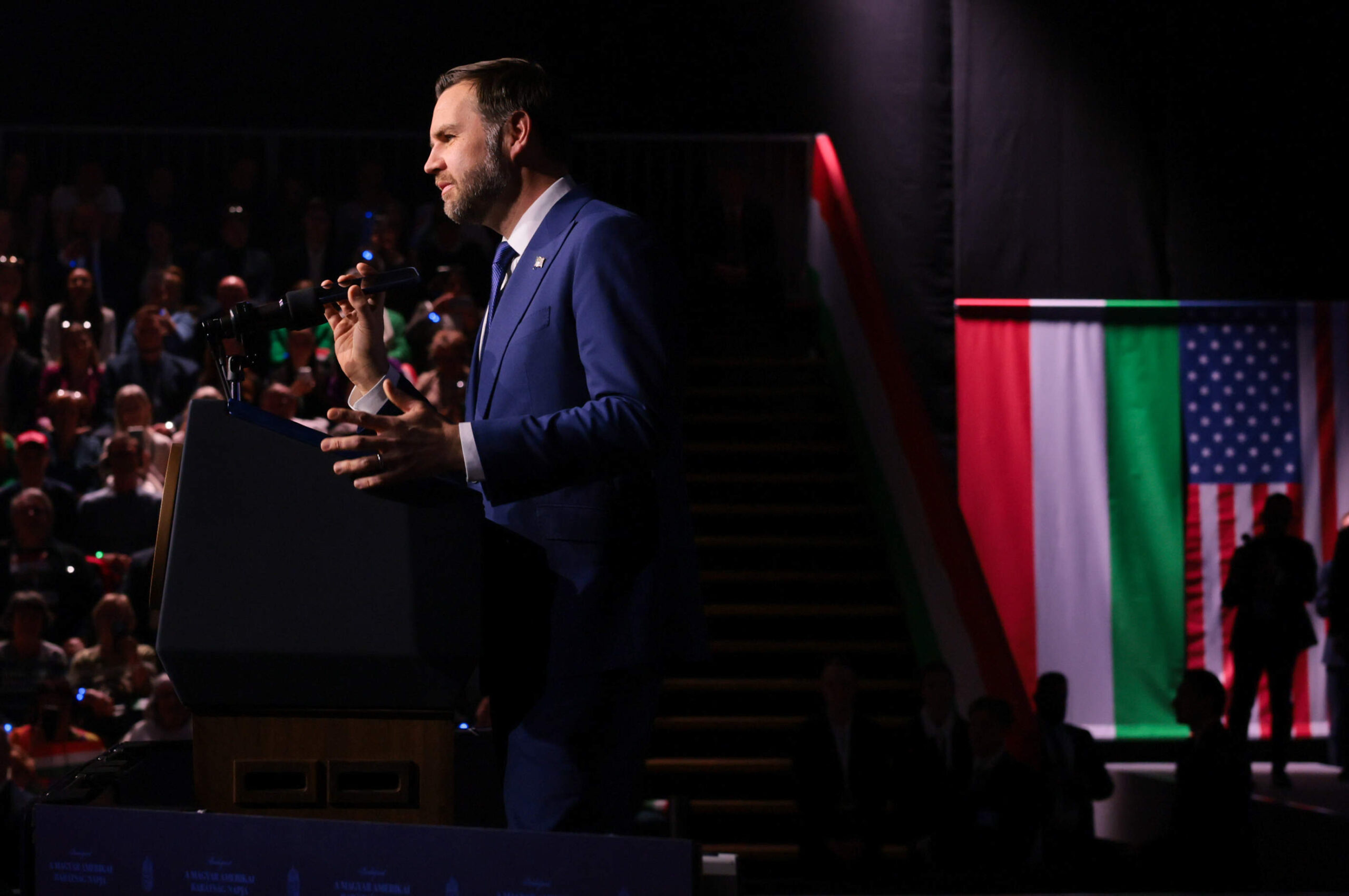 «Bueno, señor presidente, tiene a unos 5.000 patriotas húngaros al otro lado de la línea, y creo que le quieren incluso más de lo que quieren a Viktor Orbán». © Jonathan Ernst/AP