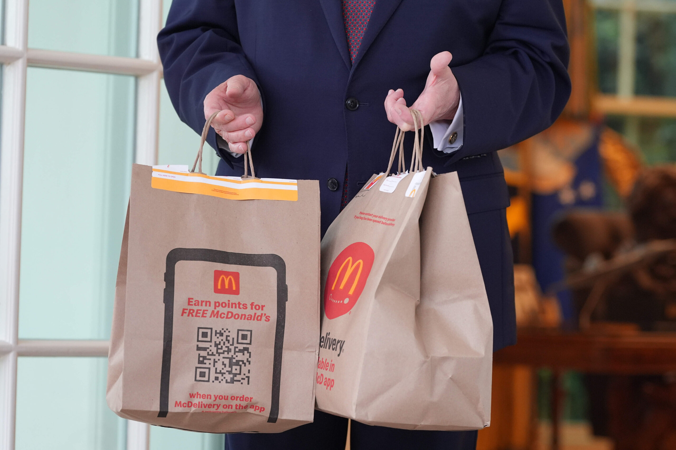 El presidente estadounidense Donald Trump con un pedido de McDonald’s en la Casa Blanca, en Washington D. C., el lunes 13 de abril de 2026. © Salwan Georges/UPI/Shutterstock