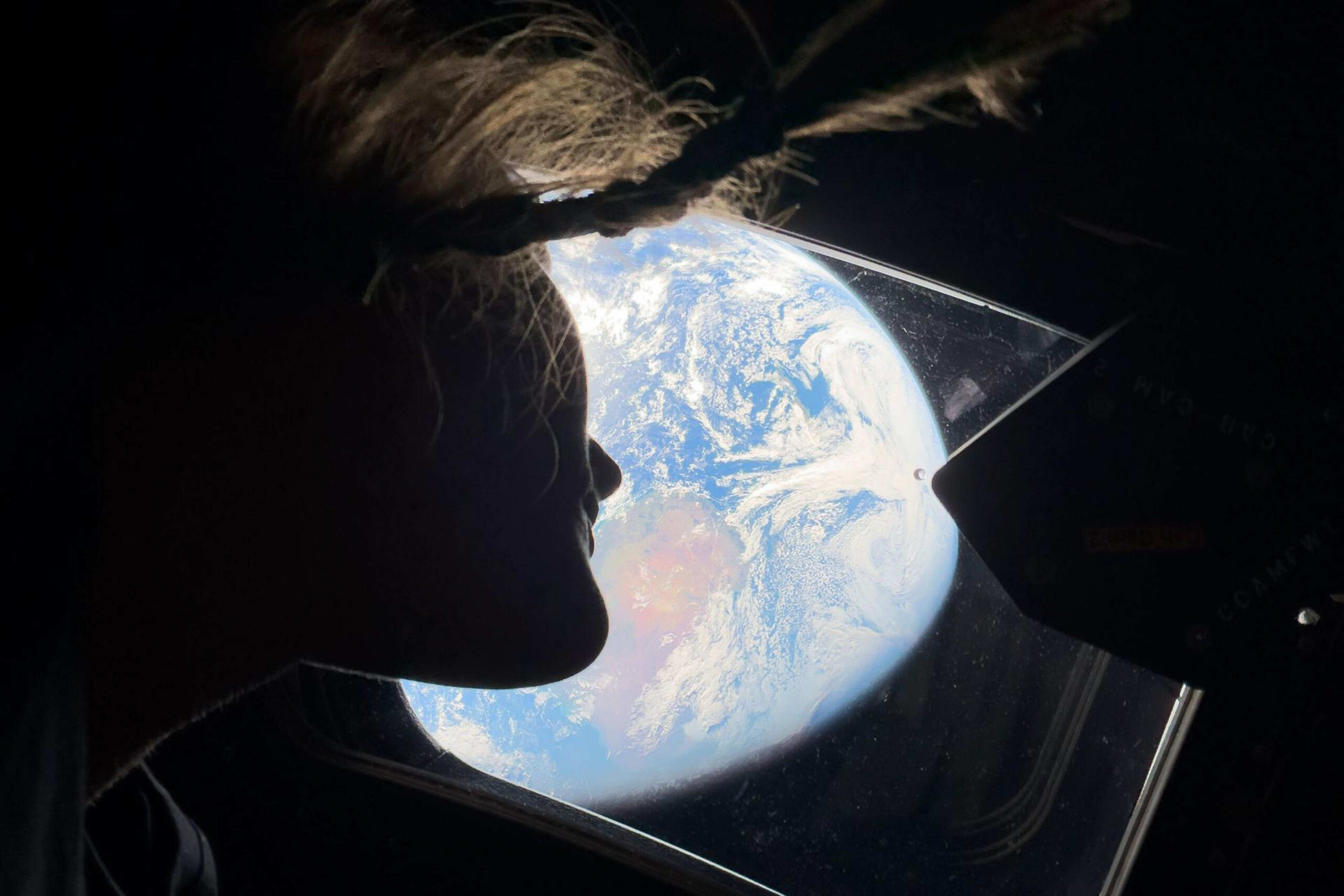 Christina Koch, astronauta de la NASA a bordo de la misión Artemis II, mira por una de las ventanas principales de la cabina de la nave espacial Orión. © NASA/UPI/Artemis II