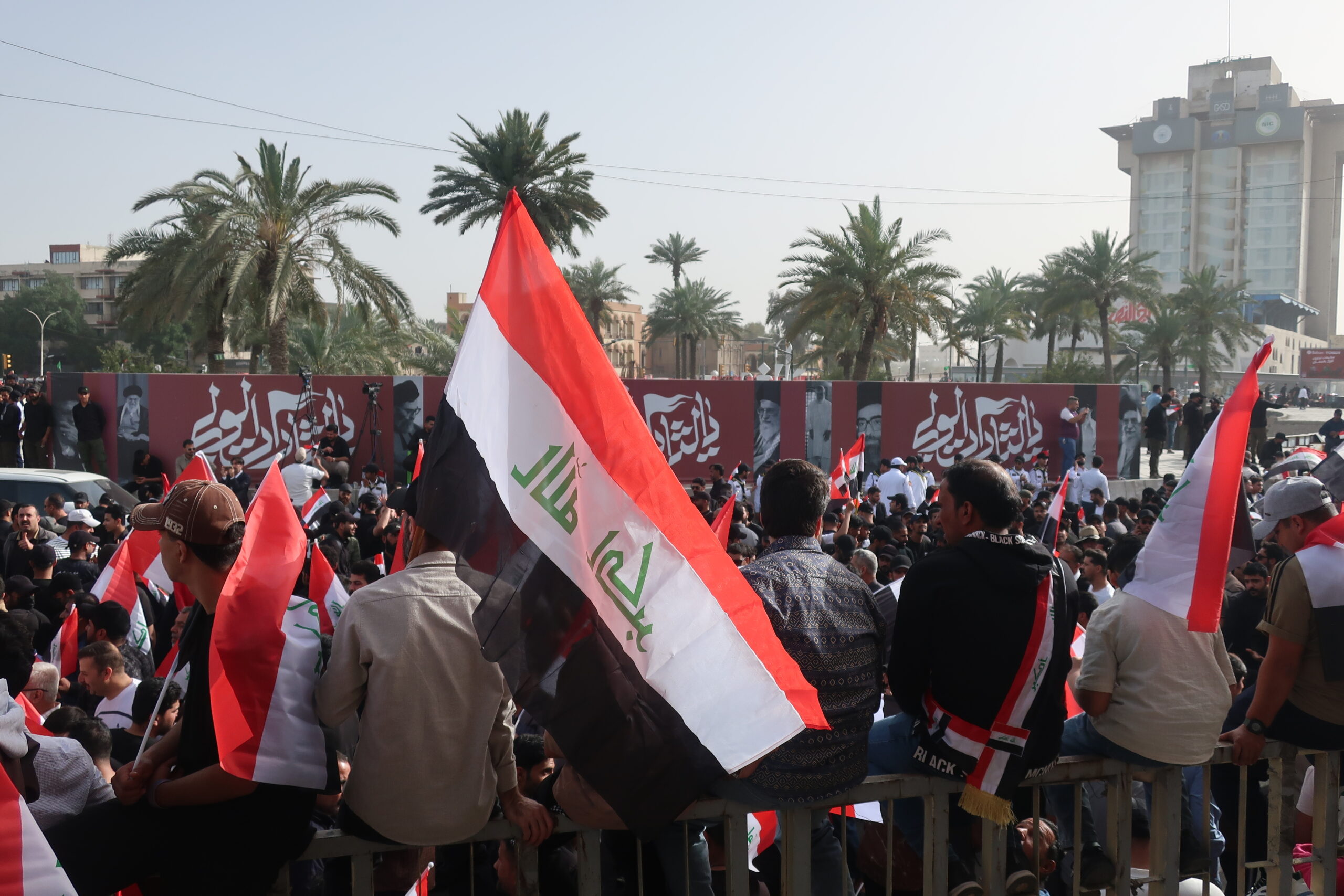 Manifestación sadrista en Bagdad, el 4 de abril de 2026, frente a una valla en la que se veían fotos en blanco y negro del ayatola Jamenei. En las pancartas se leía: 