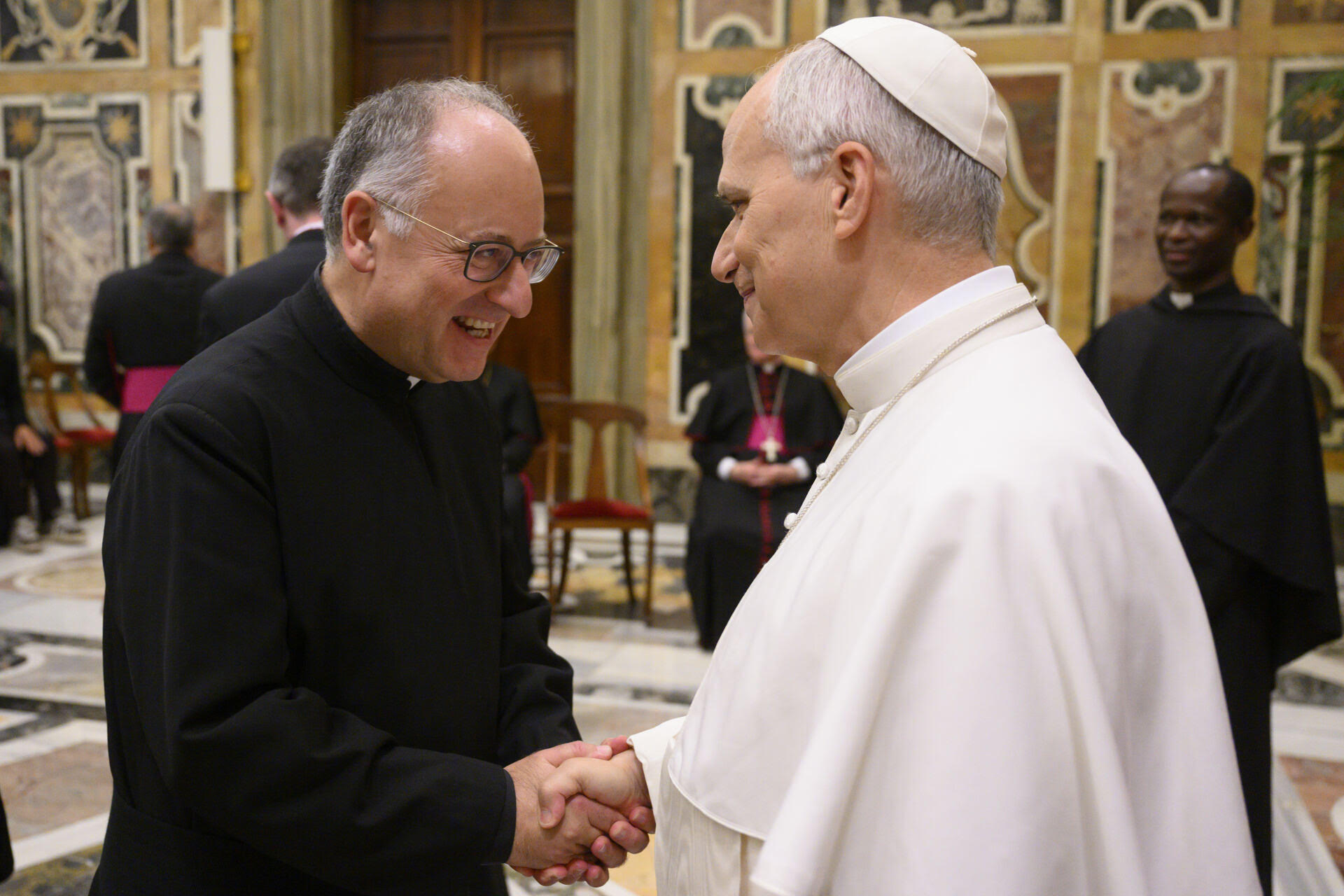 Antonio Spadaro en una recepción en el Vaticano con el papa León XIV este año.