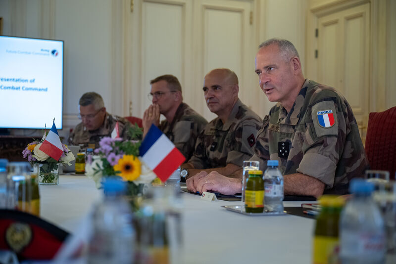 Con altos mandos del ejército francés reunidos con un homólogo extranjero.