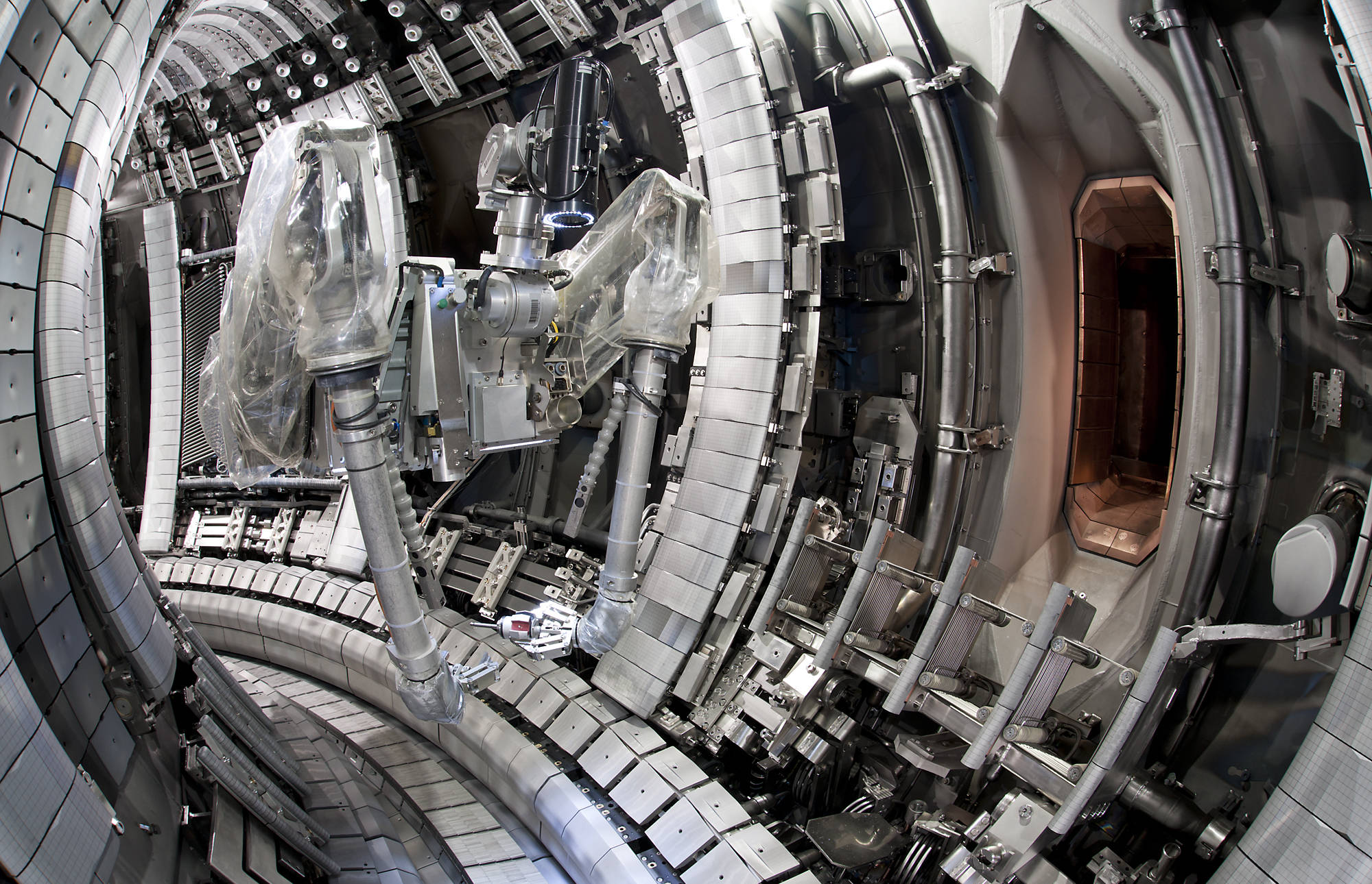 Este rendimiento supone un gran paso adelante para la fusión nuclear. El tokamak JET utiliza potentes campos magnéticos para confinar un plasma en forma de anillo. © United Kingdom Atomic Energy Authority