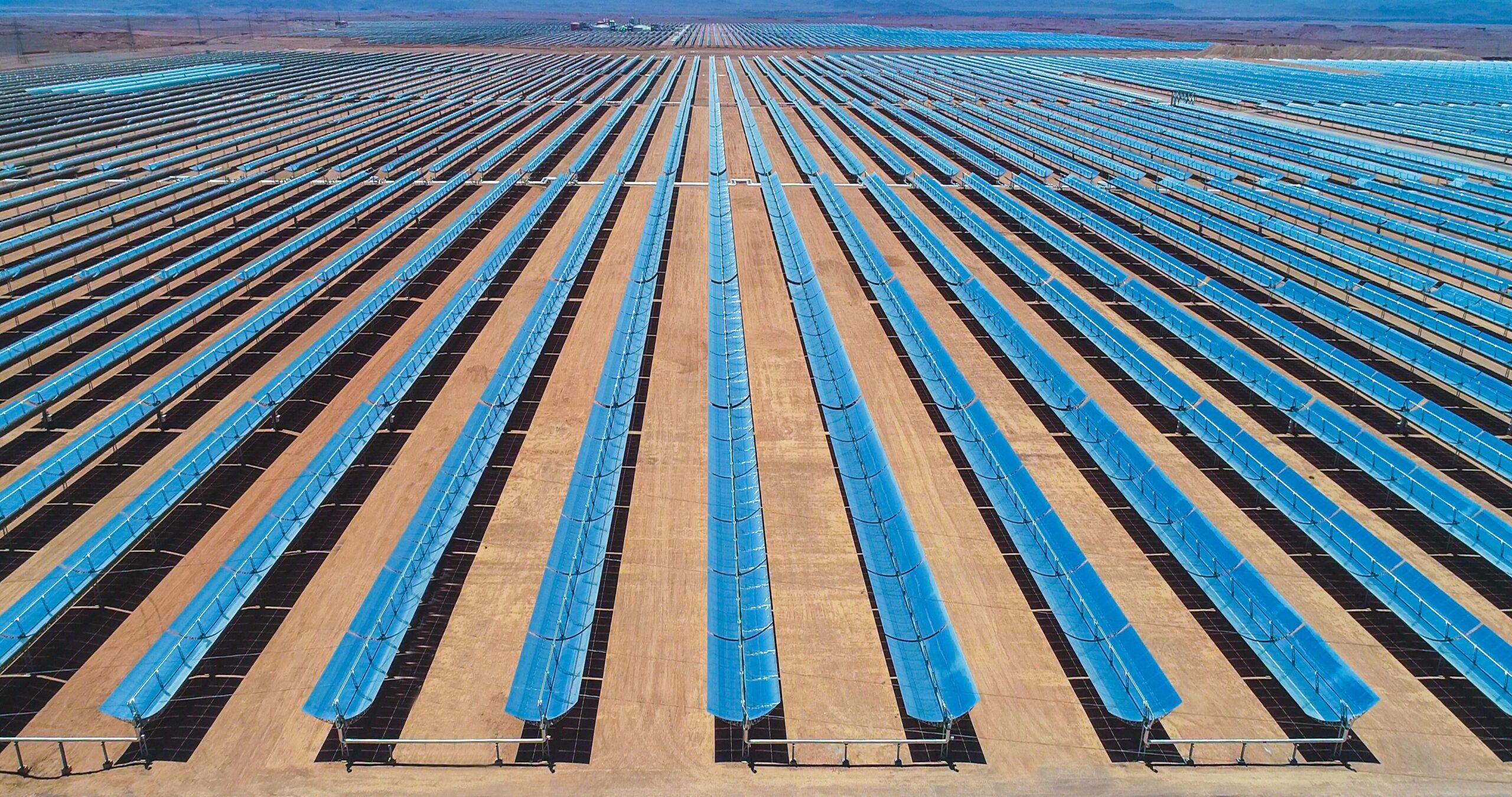 Las empresas constructoras chinas ayudan a Marruecos a reestructurar su mix energético mediante proyectos de energía solar. Aquí se muestra una fotografía de la central CSP NOOR II en Uarzazate, Marruecos, el 7 de junio de 2018. © CHINE NOUVELLE/SIPA