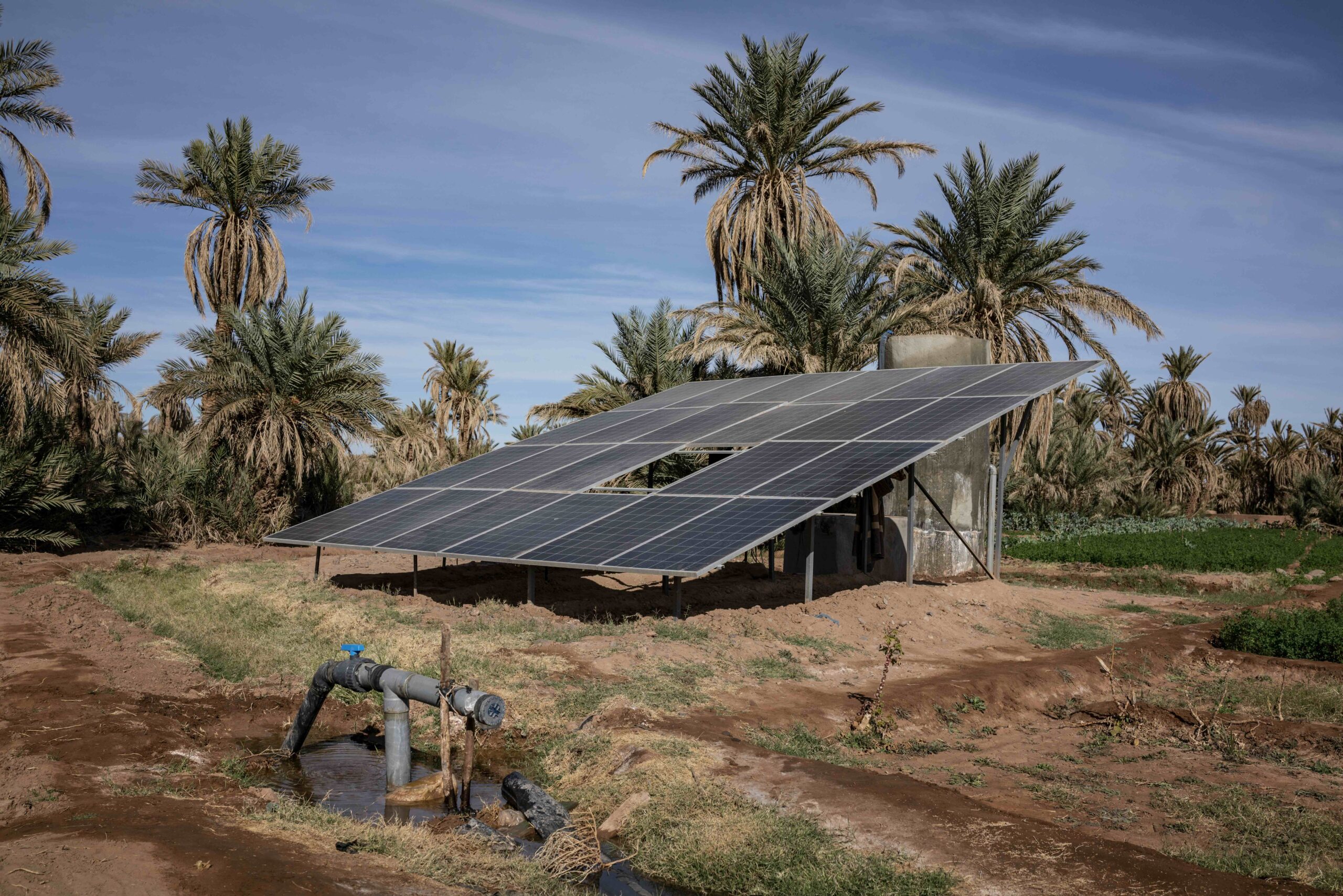 Las bombas y los páneles solares de muchos agricultores están subvencionados por la ANDZOA (Agencia Nacional para el Desarrollo de los Oasis y las Zonas de Argán). © James Whitlow Delano/SIPA