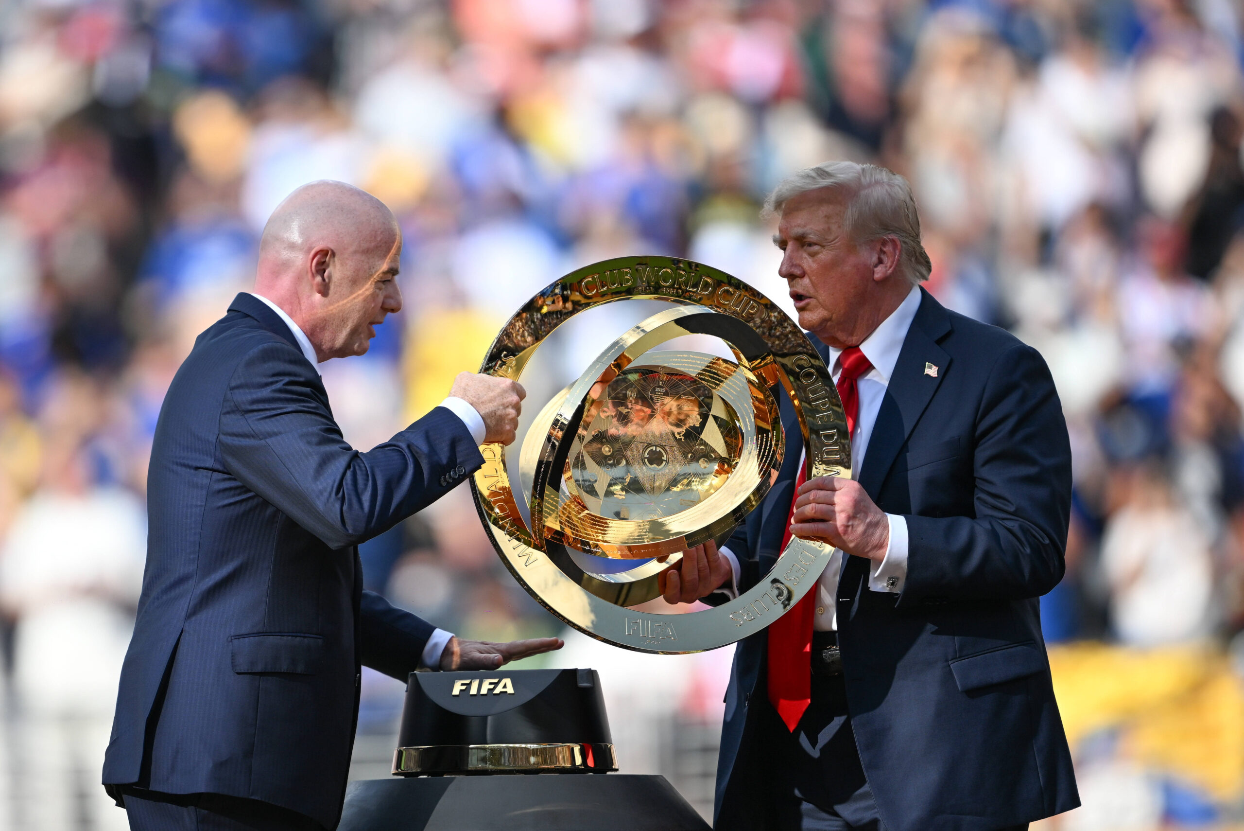 Trump e Infantino sostienen el trofeo de la Copa Mundial de Clubes de 2025. © Wu Xiaoling