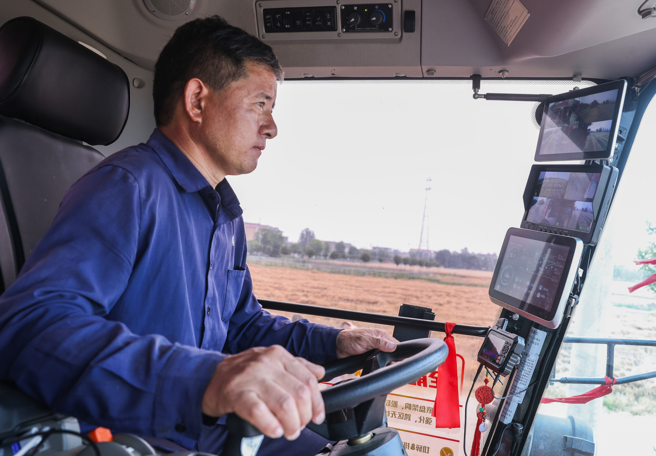 Un trabajador al mando de una cosechadora conectada en una granja inteligente de Zhengwu, en la ciudad de Fuyang, provincia de Anhui, el 3 de junio de 2026. © XINHUA/SIPA
