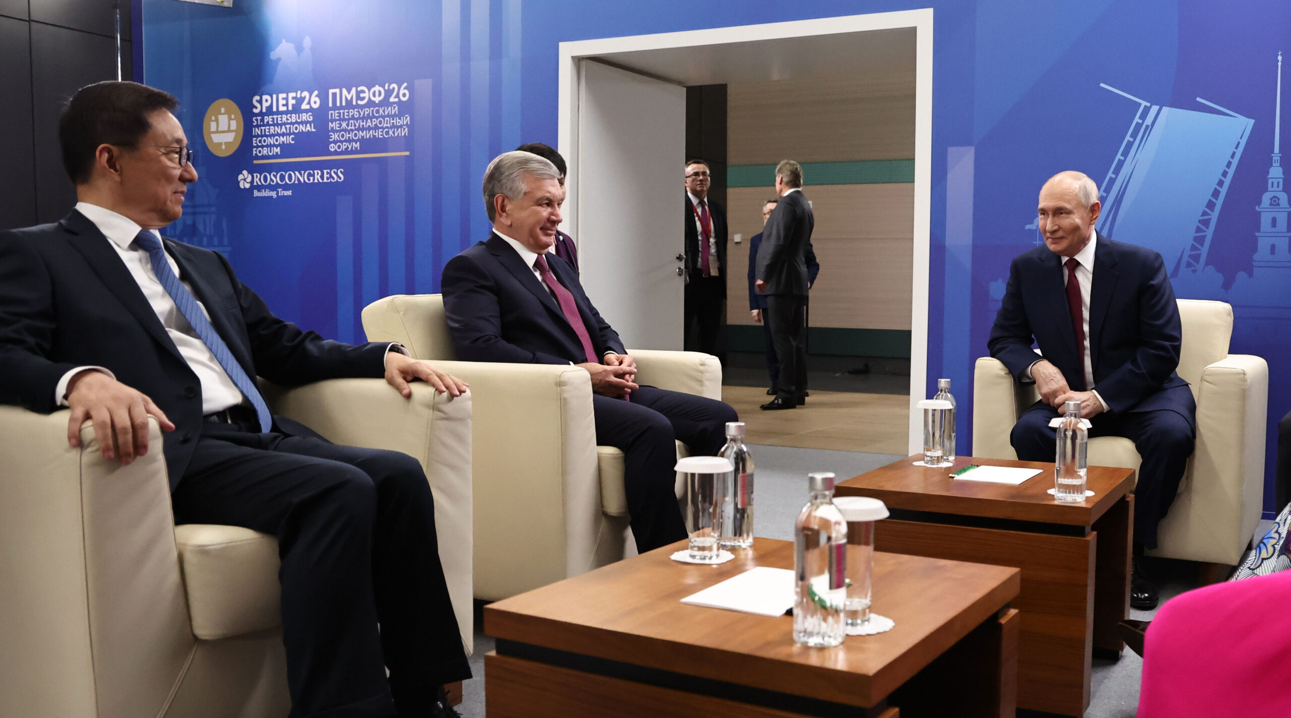 Durante la sesión plenaria, Vladimir Putin estuvo flanqueado por el presidente de Uzbekistán, Shavkat Mirziyoyev, y la presidenta de Tanzania, Samia Suluhu Hassan. © Alexander Kazakov