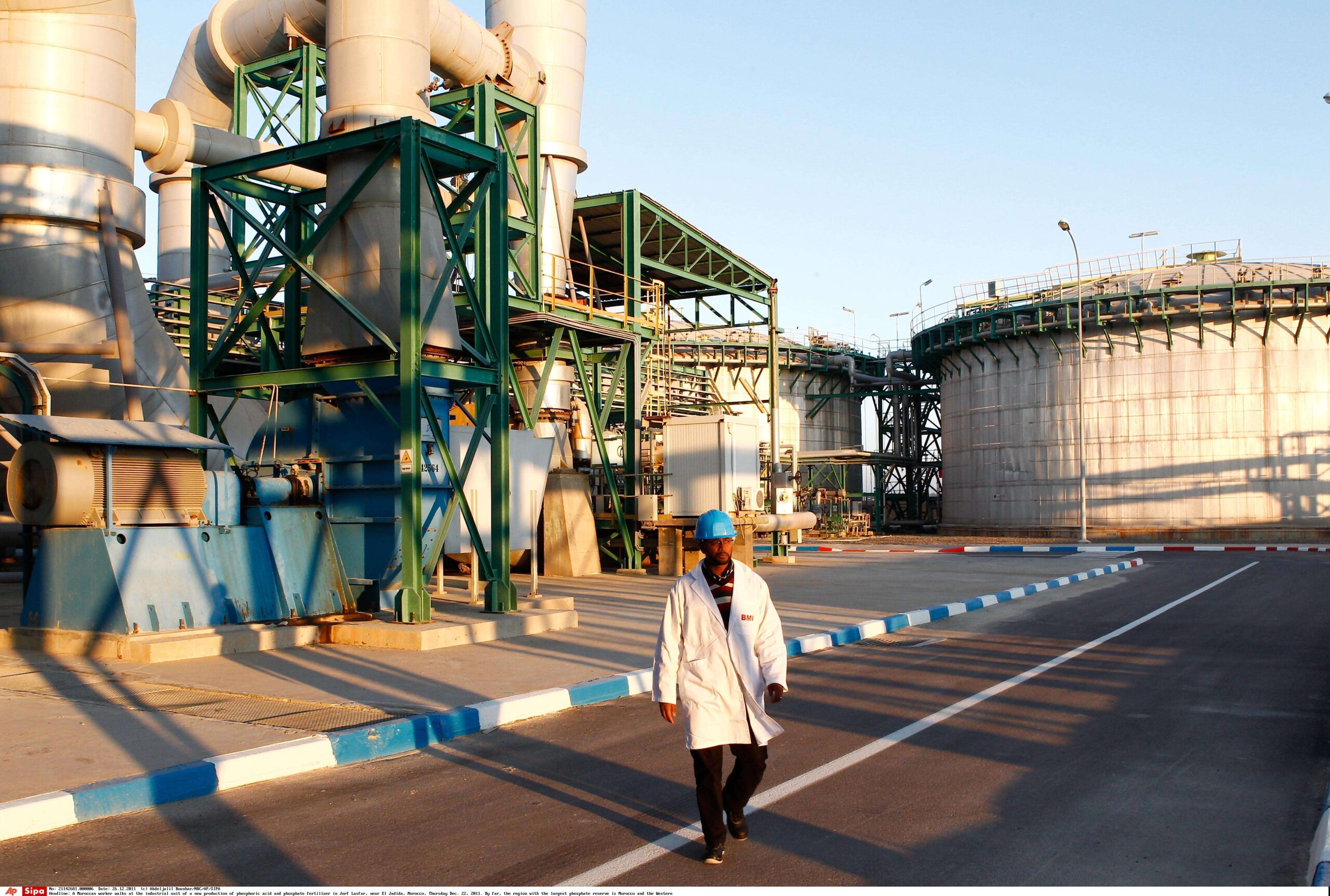 Un trabajador marroquí recorre las instalaciones industriales de la nueva planta de producción de ácido fosfórico y fertilizantes fosfatados en Jorf Lasfar. Marruecos posee algo más de dos tercios (70 %) de las reservas mundiales de fosfatos. © Foto AP/Abdeljalil Bounhar
