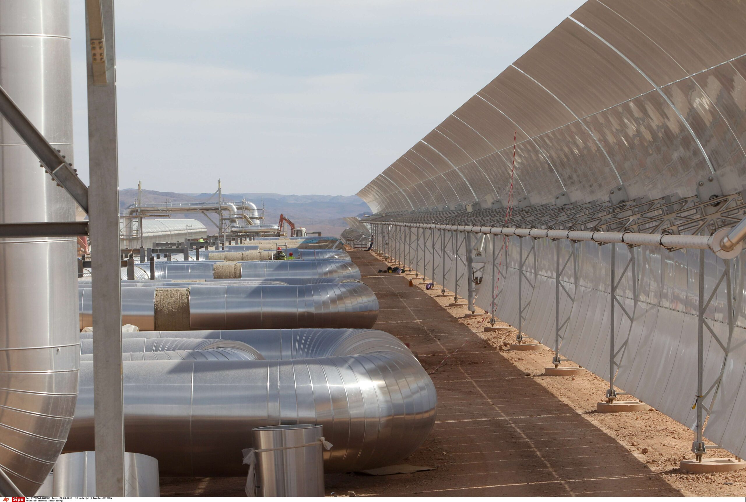 La central solar marroquí Noor I, situada cerca de Uarzazate, en Marruecos, utiliza energía solar para calentar una solución salina y accionar turbinas de vapor con el fin de generar electricidad © Foto AP/Abdeljalil Bounhar