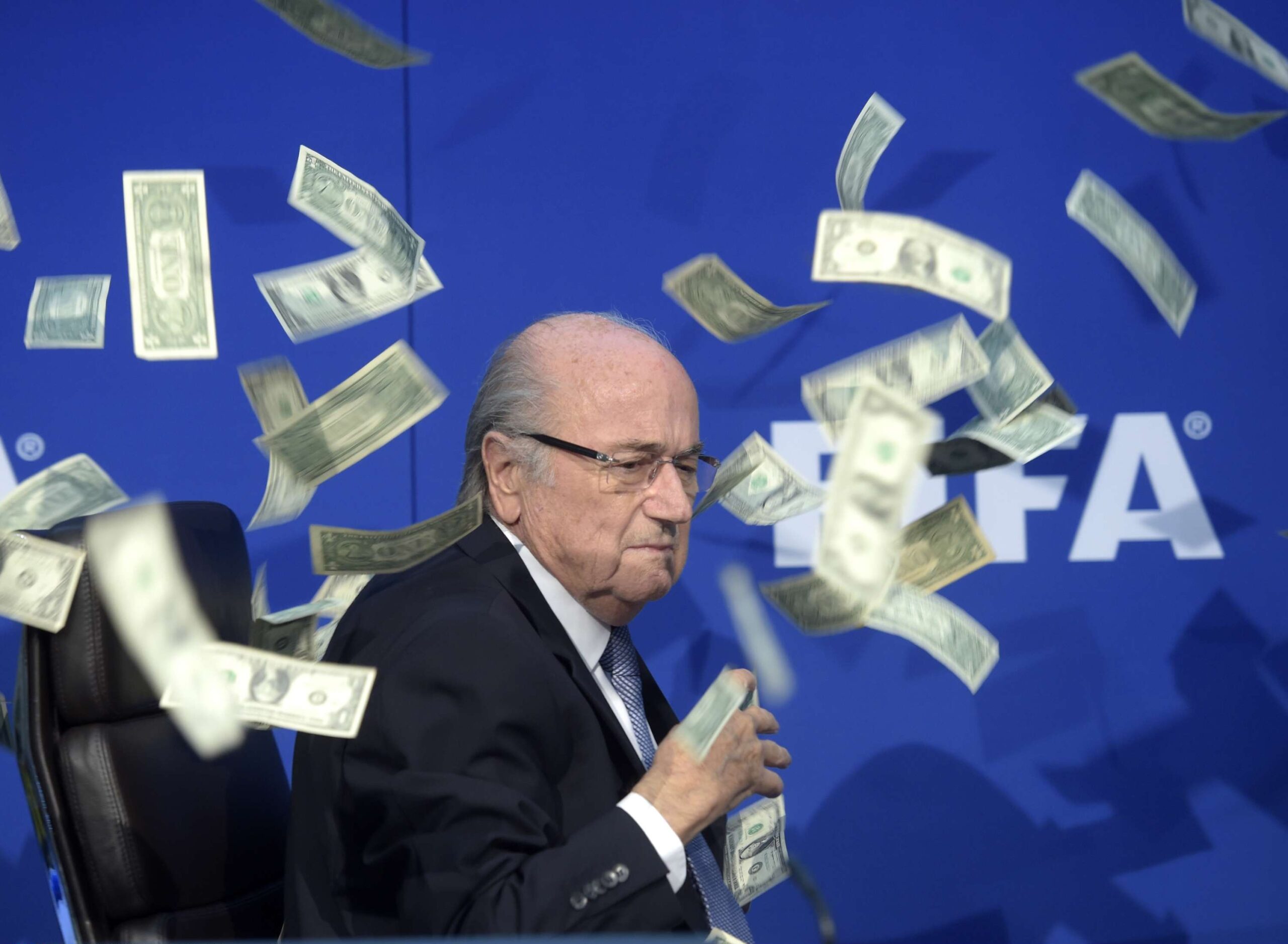 En 2015, el humorista británico Simon Brodkin le lanzó un fajo de billetes falsos a Sepp Blatter en plena crisis de corrupción. © Ennio Leanza