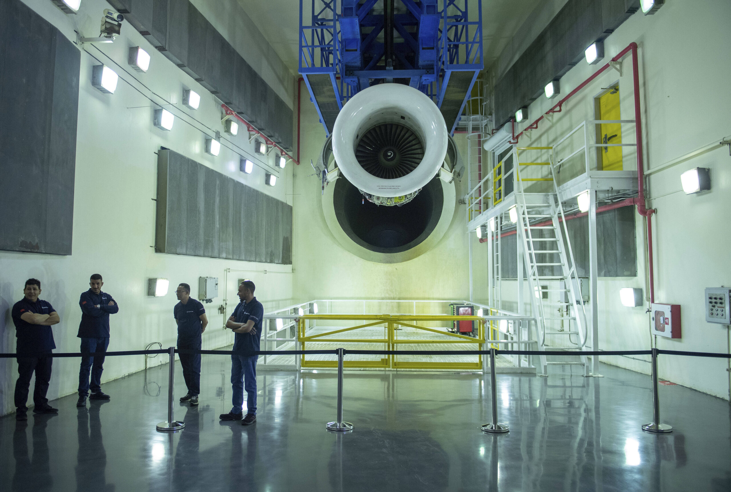 Ingenieros y trabajadores se encuentran en el interior de la planta de reparación de Safran Aircraft Engines, cerca de Casablanca, en Marruecos, el jueves 18 de abril de 2024. Las autoridades marroquíes tienen como objetivo convertir al país en un centro aeroespacial. © AP Photo
