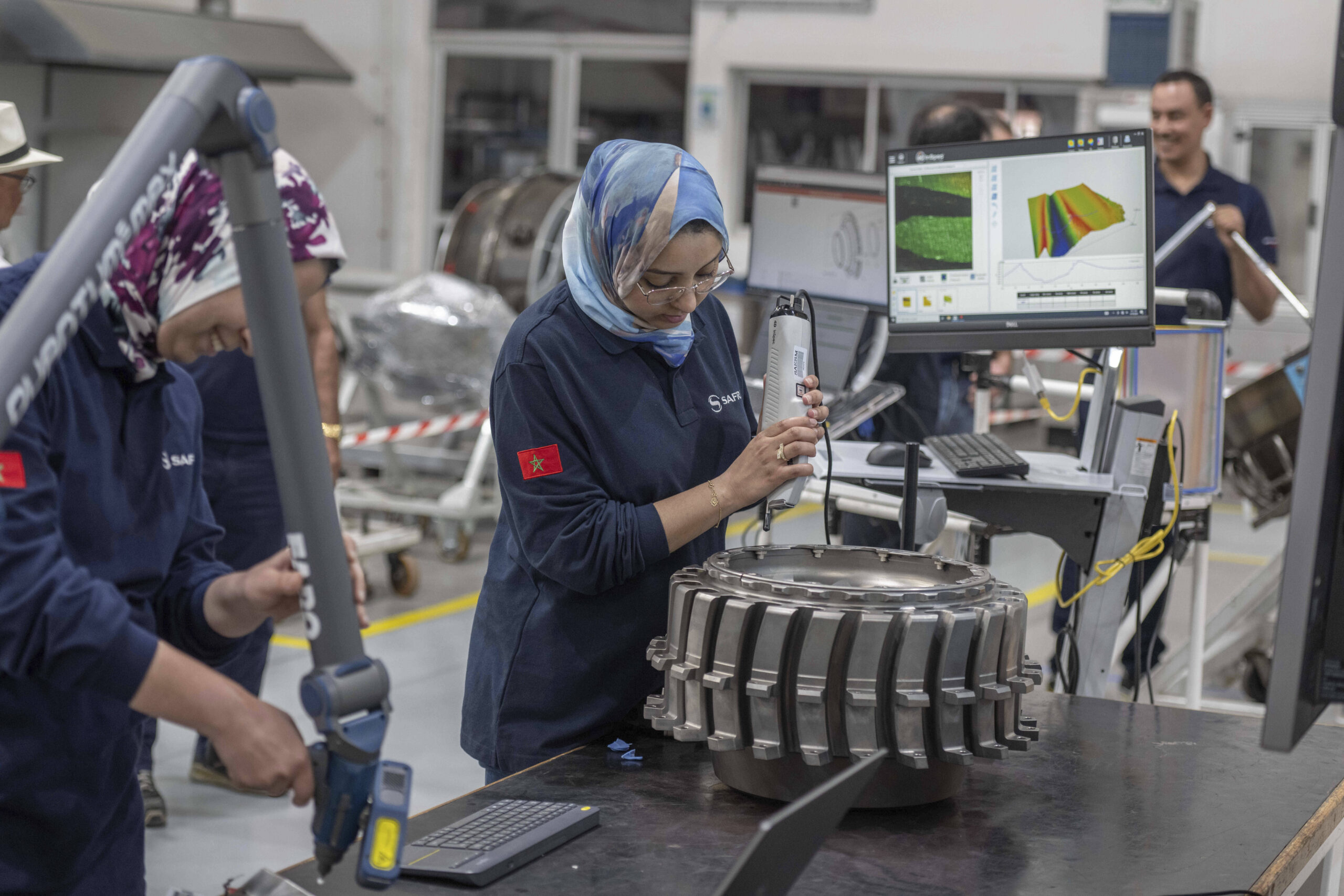 Unas trabajadoras reparan piezas de avión en la planta de reparación de Safran Aircraft Engines. Marruecos espera atraer a inversores que, desde la pandemia de COVID-19, buscan diversificar sus cadenas de suministro. © AP Photo