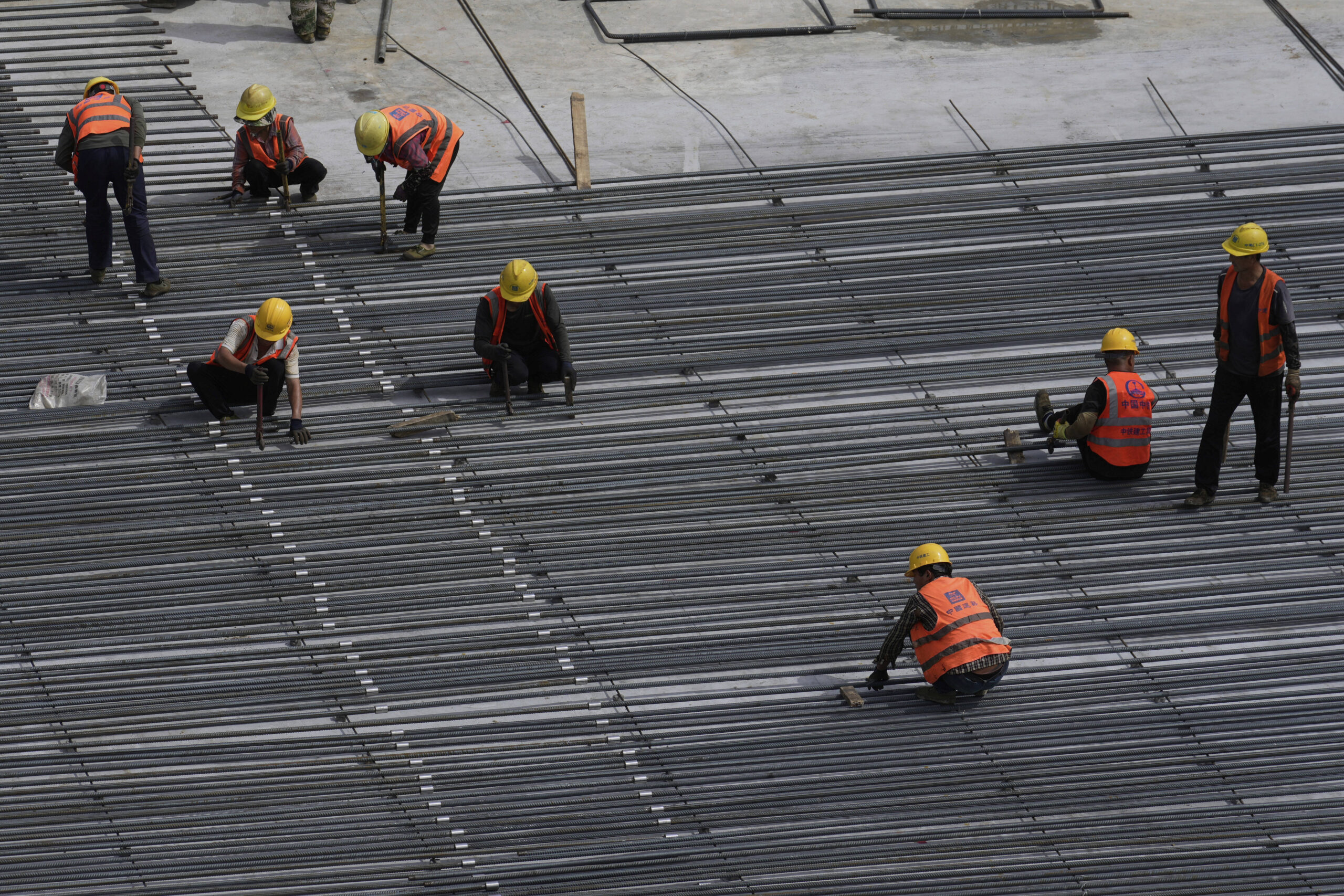 Obreros en las obras de una nueva línea ferroviaria que une el aeropuerto internacional de Daxing con Pekín, en la nueva zona de Xiong'an, en la provincia de Hebei, el sábado 30 de agosto de 2025.  © AP Photo/Mahesh Kumar A.