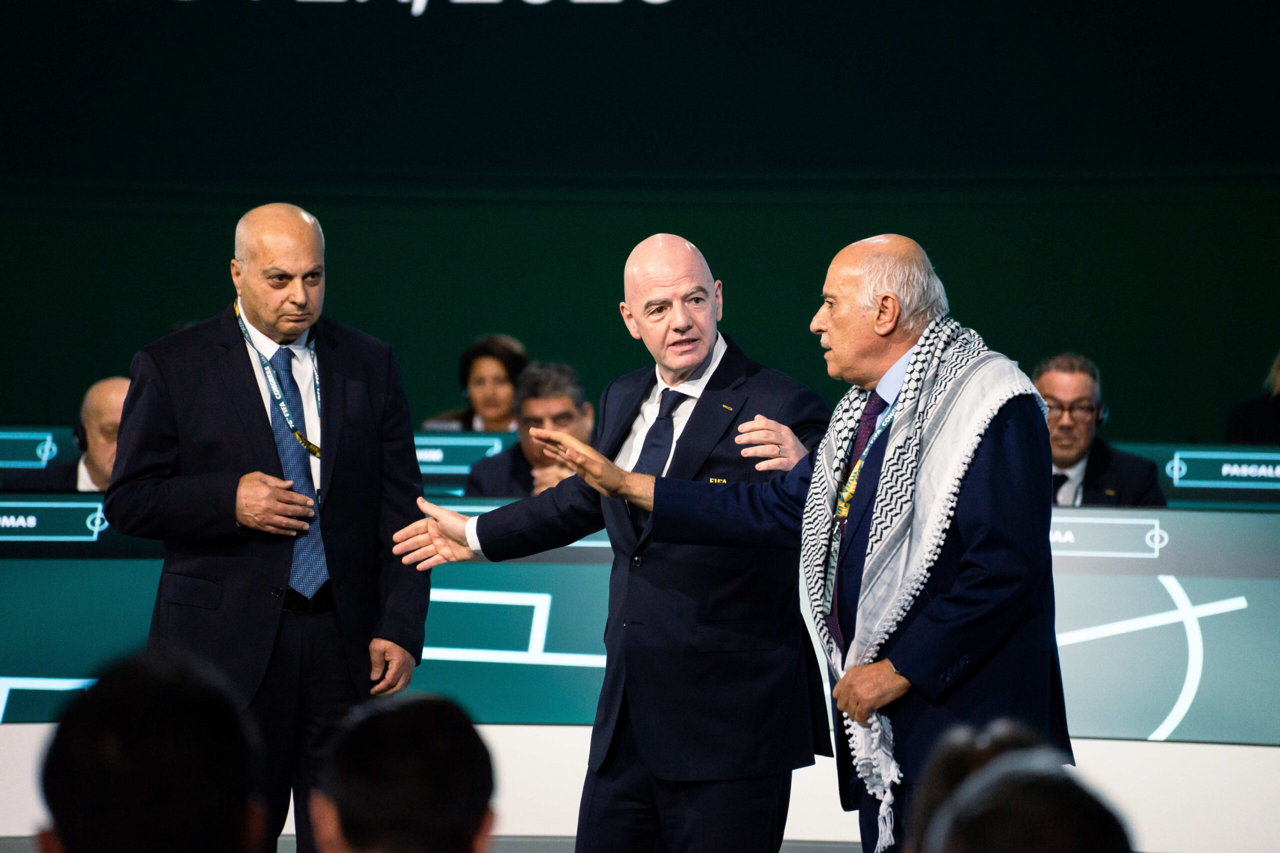 Durante el Congreso de la FIFA de 2026 en Vancouver, Infantino instó a los representantes israelíes y palestinos a posar uno al lado del otro y a darse la mano. © Amy Elle