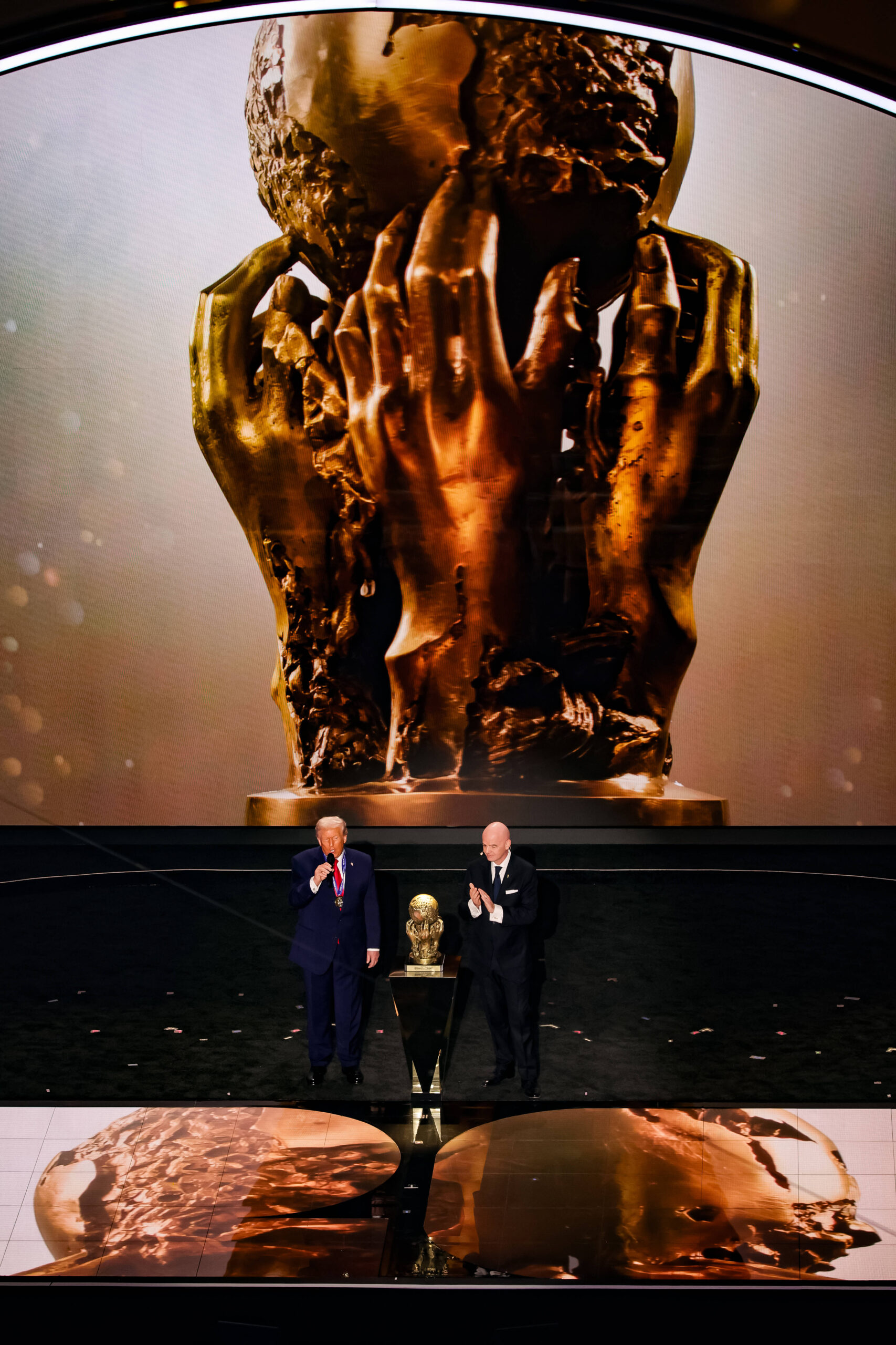 Infantino entrega a Trump el «Premio de la Paz de la FIFA». © Chris Carlson