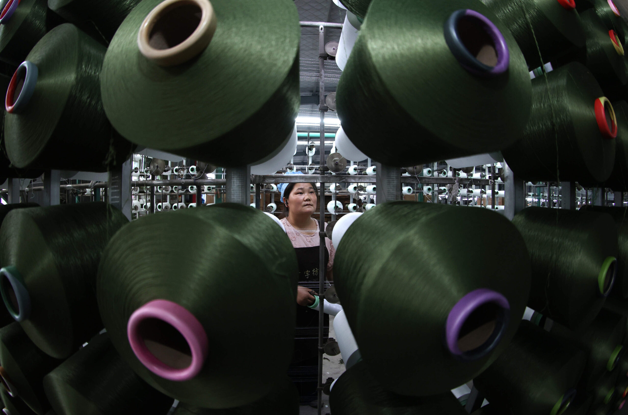 Una trabajadora inspecciona las bobinas de hilo en una cadena de producción textil en la ciudad de Suqian, en la provincia de Jiangsu, China, el 7 de junio de 2026. © CFOTO/Sipa USA