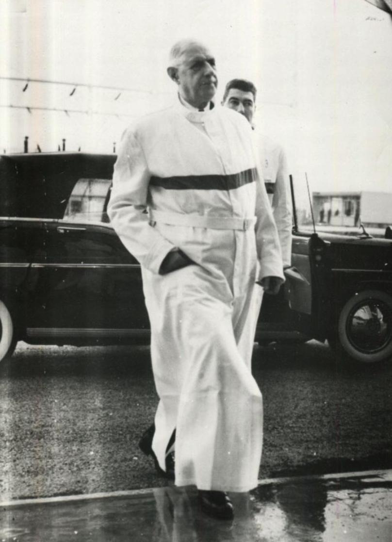 El 24 de septiembre de 1963, el general y su comitiva, vestidos con batas blancas, recorren las instalaciones nucleares de Pierrelatte. Aquí se forja la independencia atómica de Francia.