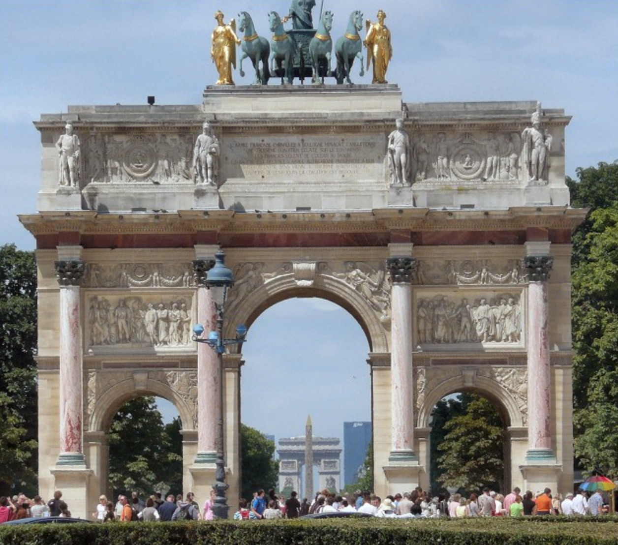 El Arco del Carrusel, inaugurado en 1808, fue el único que Napoleón vio en pie; en un principio lucía los caballos de San Marcos, saqueados en Venecia y devueltos en 1815, que fueron sustituidos por esta cuadriga dorada. Desde su arco se divisan el obelisco de la Concordia, la Étoile y, más allá, La Défense. Es la perspectiva de un arco como punto de fuga la que el proyecto de Washington intenta trasladar al Potomac. DR.