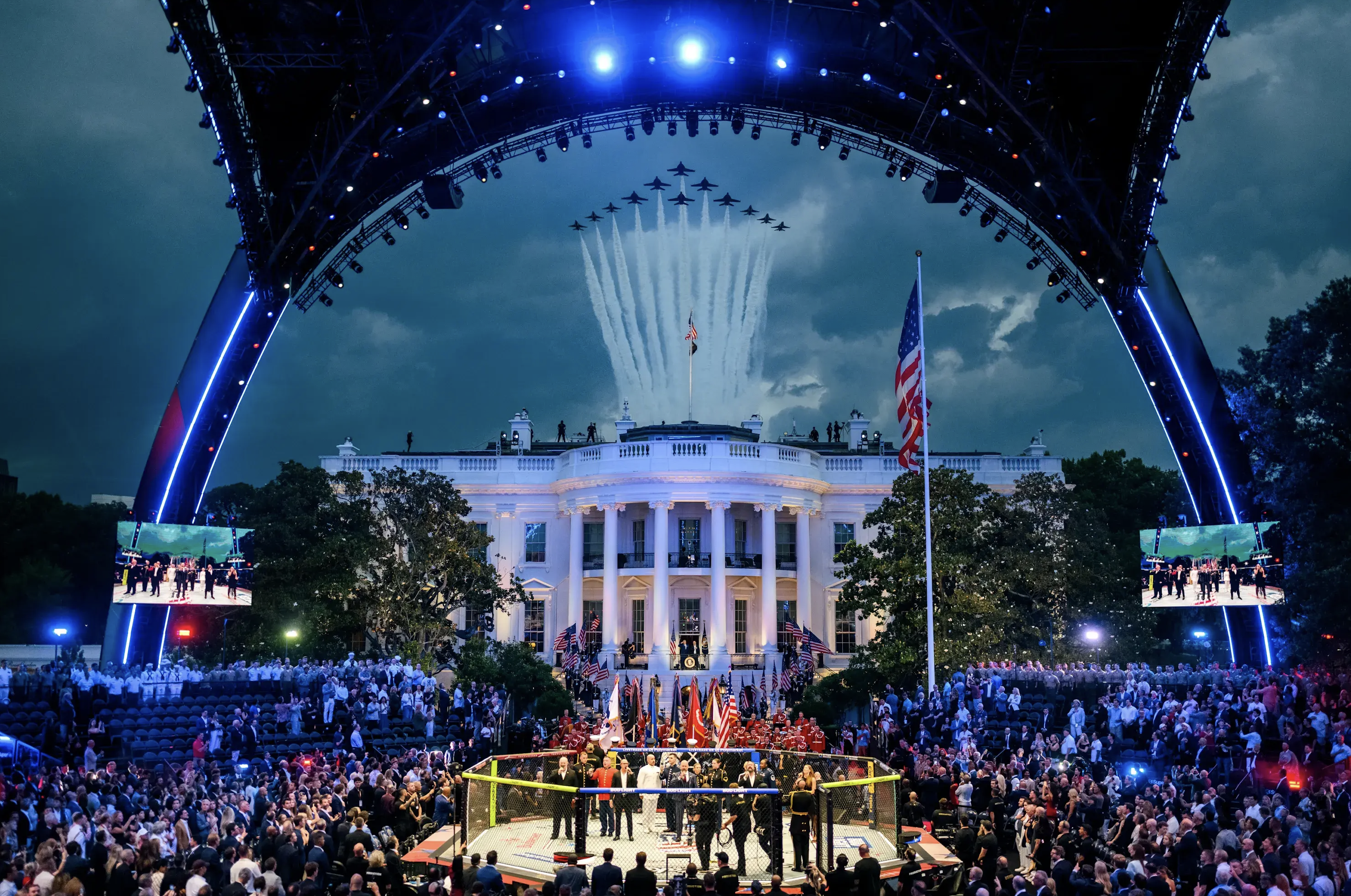 El octágono de la UFC instalado en el jardín sur de la Casa Blanca, bajo un arco escénico monumental, mientras una formación aérea sobrevuela la residencia presidencial, durante el combate organizado con motivo del 250.º aniversario de los Estados Unidos. Foto oficial de la Casa Blanca