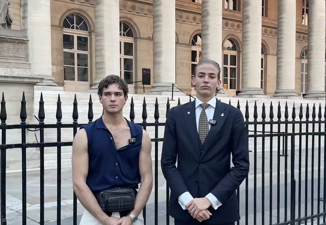 A Clavicular le acompaña durante su estancia en París otro «Looksmaxxeur» que se hace llamar «Príncipe de París». Con su apodo, su pelo engominado y sus trajes, juega con el imaginario aristocrático de París, asociado a la elegancia, la moda y el lujo.