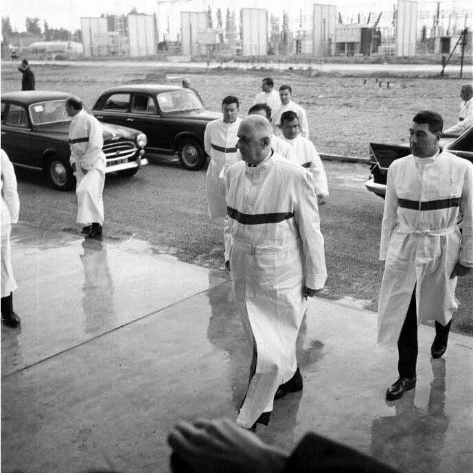 Pierrelatte, 24 de septiembre de 1963. Vestido con el mono blanco reglamentario, el general De Gaulle visita la planta de enriquecimiento de uranio, pieza clave de la fuerza de ataque francesa.