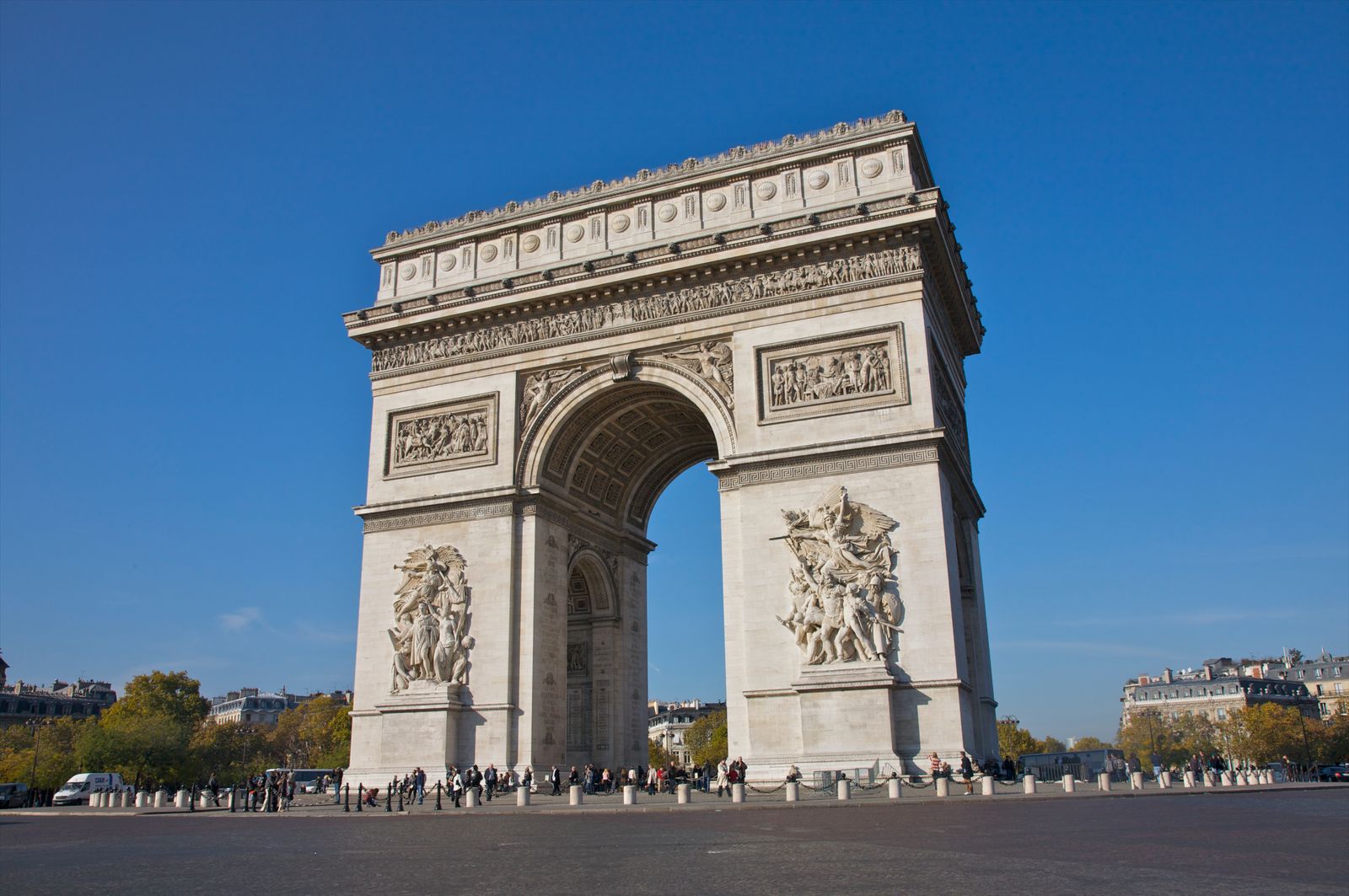 El original: 50 metros, encargado por Napoleón en 1806 tras la batalla de Austerlitz y terminado treinta años más tarde; el emperador nunca llegó a verlo erigido. Es este el que el proyecto de Washington pretende superar por 26 metros.