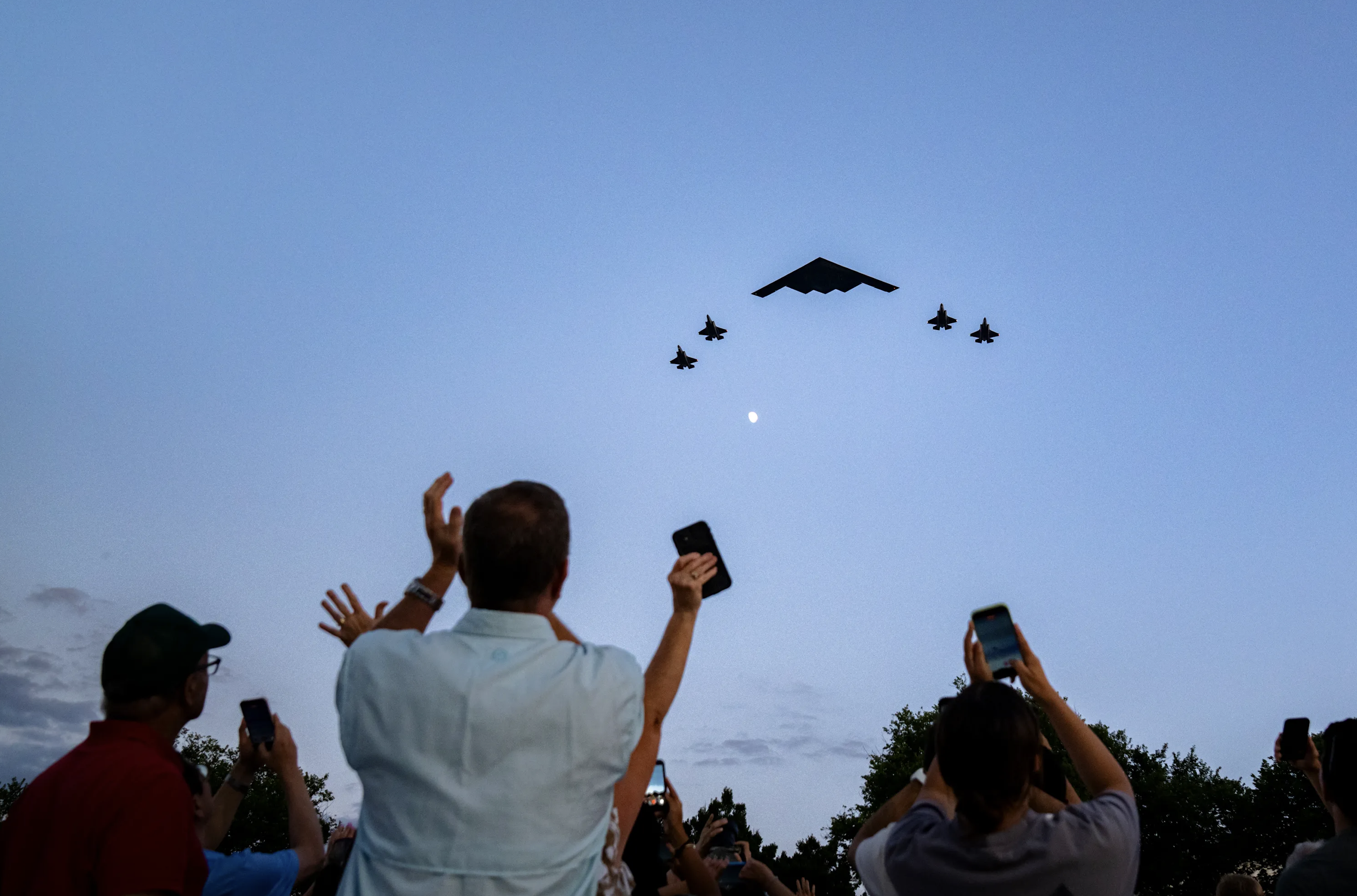 Los espectadores aplauden y graban el paso del B-2 y su escolta de F-35 durante las celebraciones del 4 de julio de 2026 en Washington. Foto oficial de la Casa Blanca.