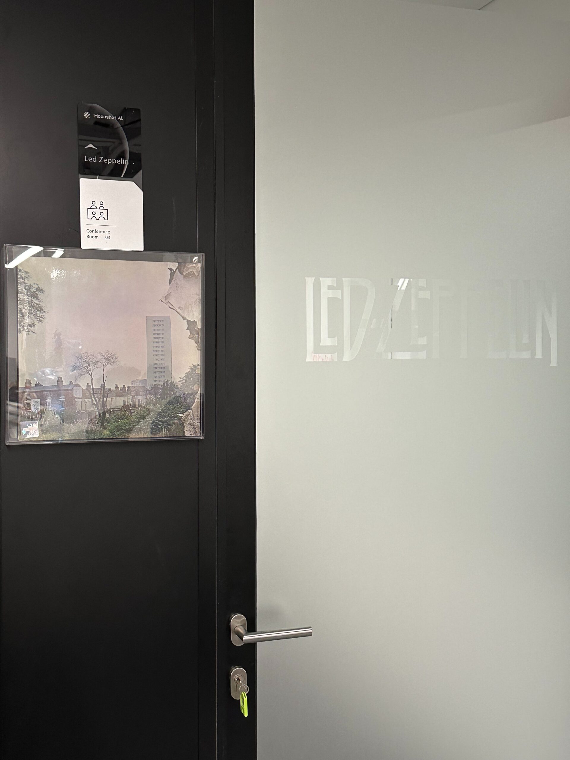 Sala Led Zeppelin: en una vitrina, la contraportada del cuarto álbum del grupo (1971), con su rascacielos emergiendo entre las casas en demolición; sobre el cristal, el logotipo de Led Zeppelin. Foto: Crystal (@crystalsssup) / X.