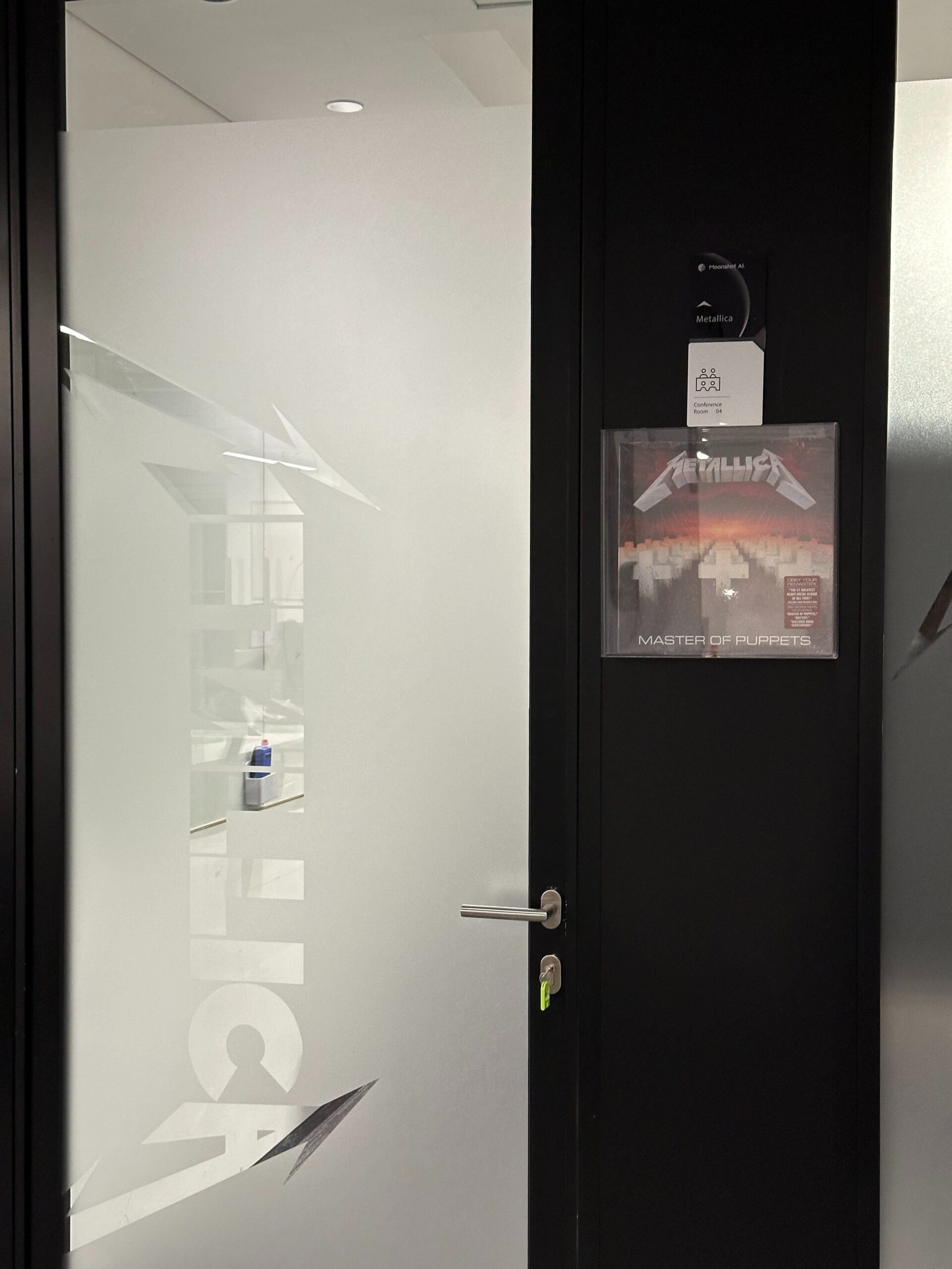 Sala Metallica: el logotipo del grupo grabado en el cristal y, junto a la puerta, el disco de vinilo de Master of Puppets (1986). Foto: Crystal (@crystalsssup) / X.