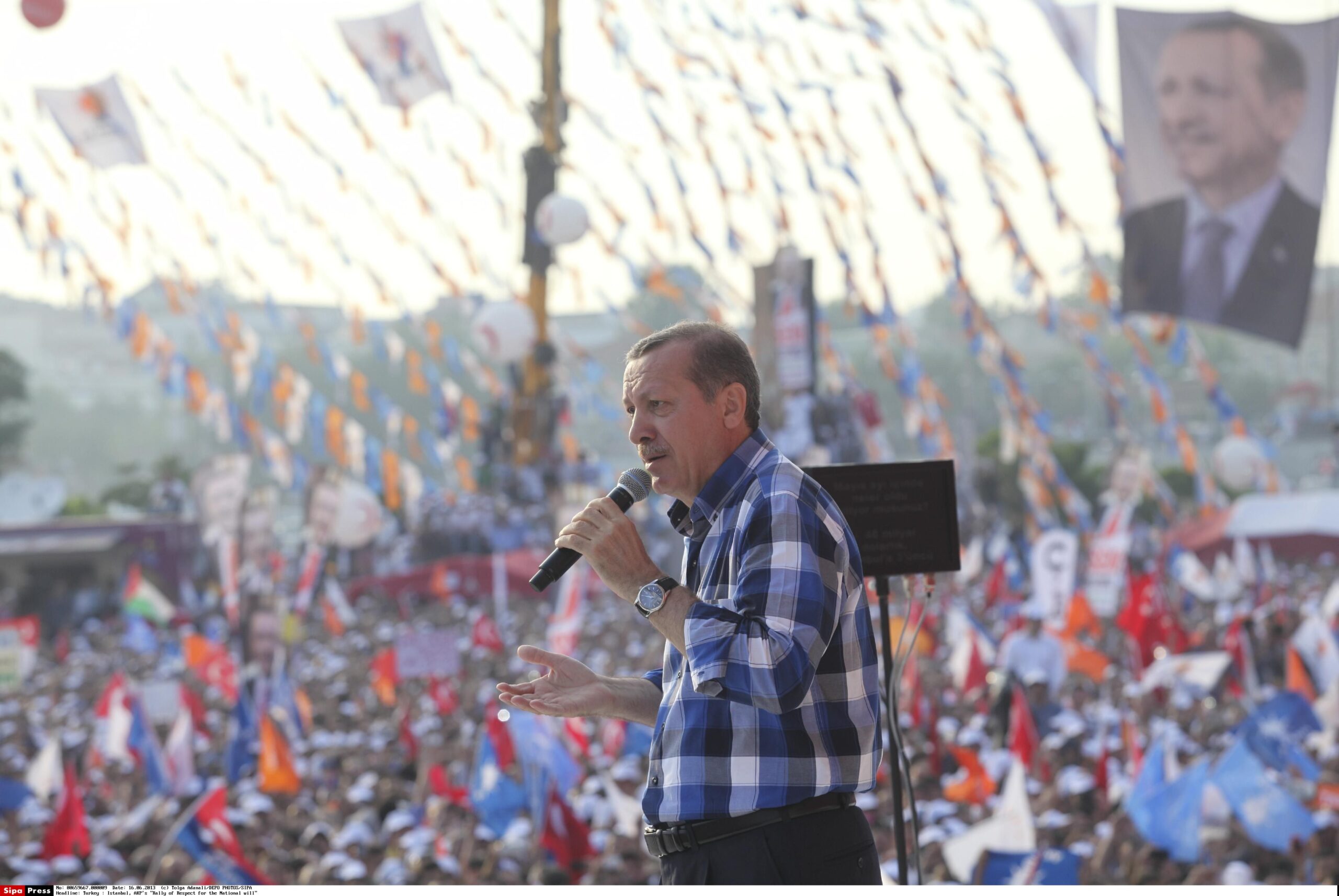 El presidente turco saluda a sus seguidores durante un mitin de su partido en Estambul, Turquía, el 16 de junio de 2013. © Tolga Adanali/DEPO PHOTOS/SIPA