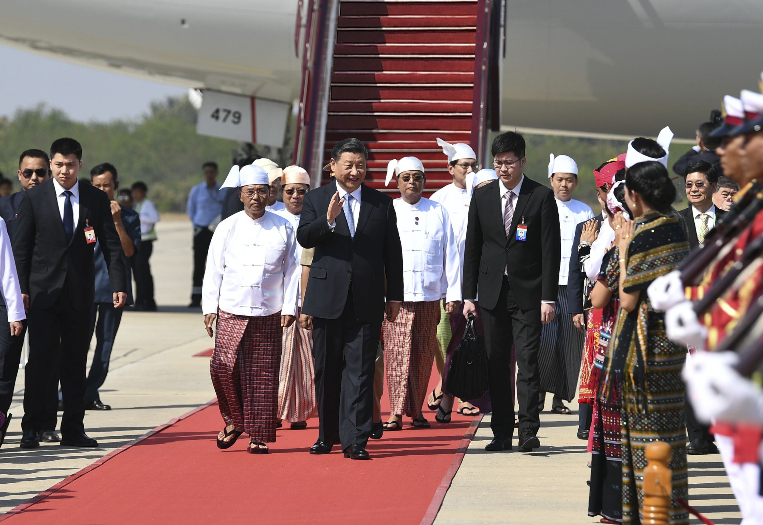 Xi Jinping recibió una cálida bienvenida por parte del vicepresidente primero de Myanmar, U Myint Swe, y de varios ministros del gobierno a su llegada al aeropuerto internacional de Nay Pyi Taw, en Myanmar, el 17 de enero de 2020. © XINHUA/SIPA
