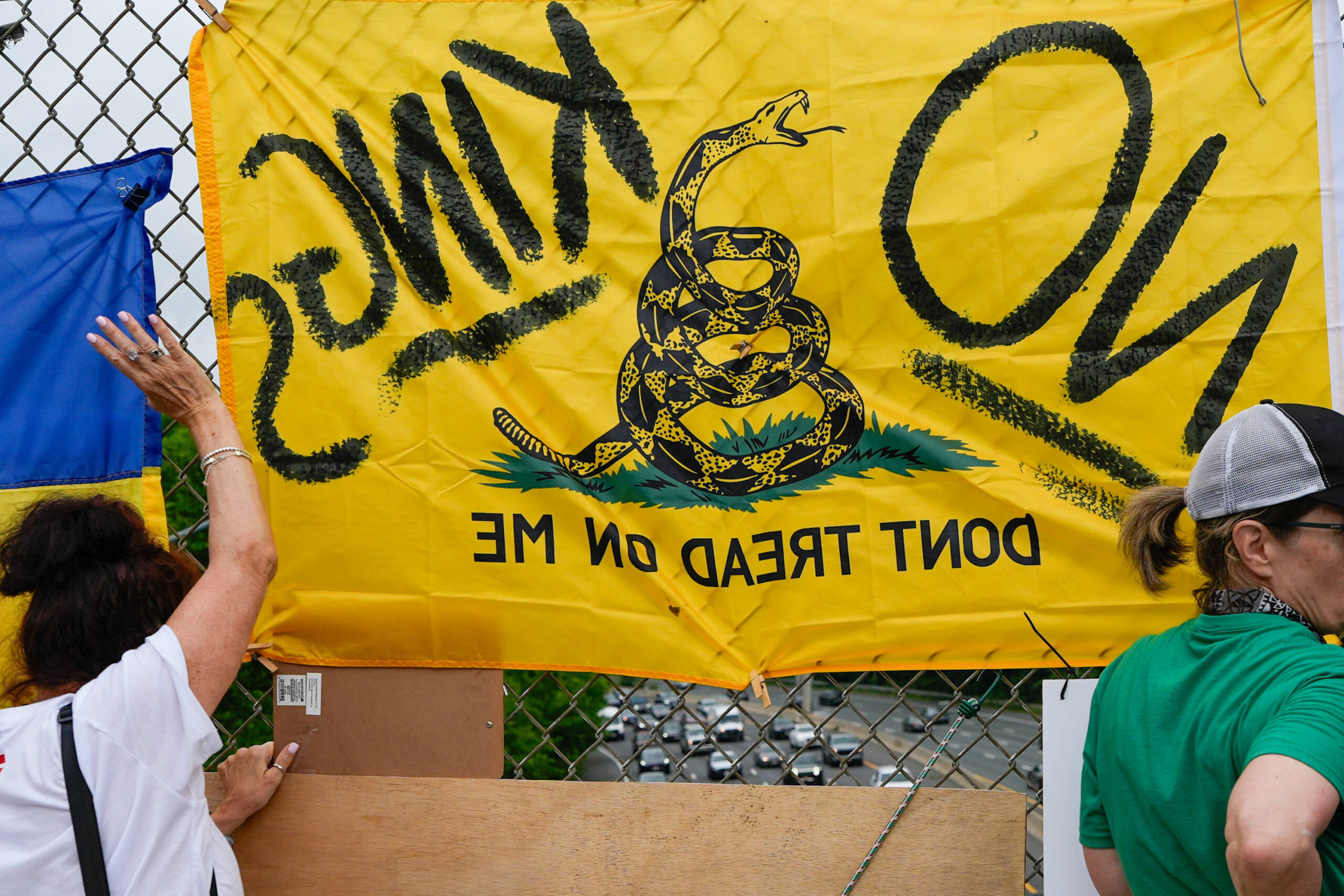 En Washington, la serpiente del «Don't Tread On Me», convertida en emblema de la derecha libertaria, se vuelve contra un presidente acusado de soñar con ser monarca. Foto: Jen Golbeck / SOPA