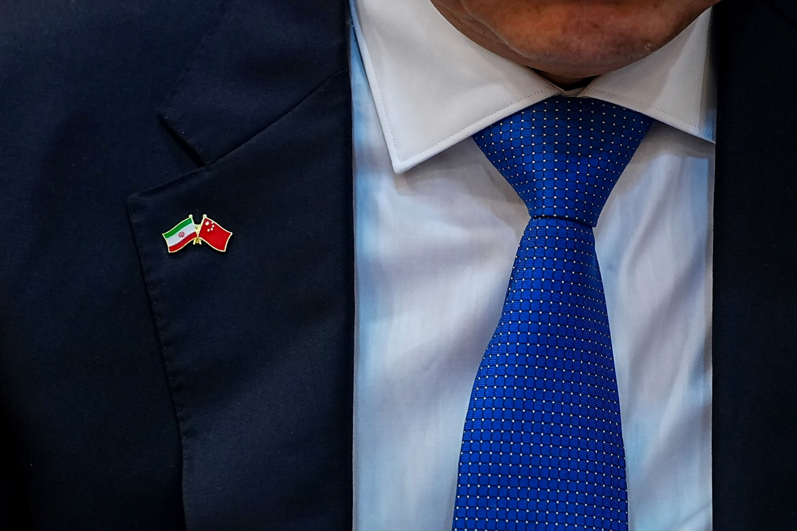 Una insignia con las banderas entrecruzadas de Irán y China, que lucían los representantes chinos que acudieron al funeral de Ali Jamenei. © Hamed Malekpour/MEI/Sipa