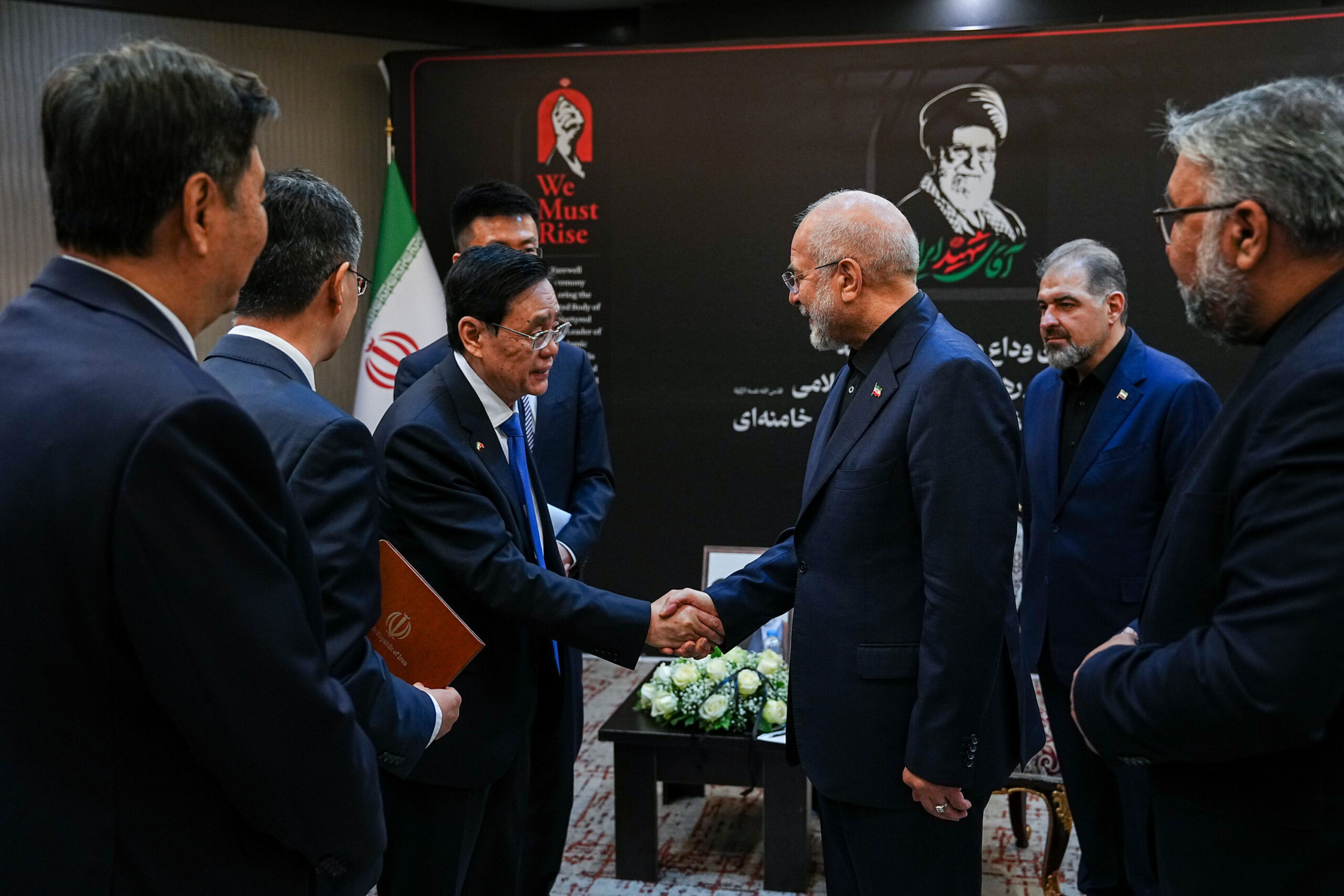 Mohammad Bagher Ghalibaf (a la derecha) se reúne con He Wei (a la izquierda), vicepresidente de la Asamblea Popular Nacional de China, el 3 de julio de 2026 en Teherán. © Hamed Malekpour/MEI/Sipa