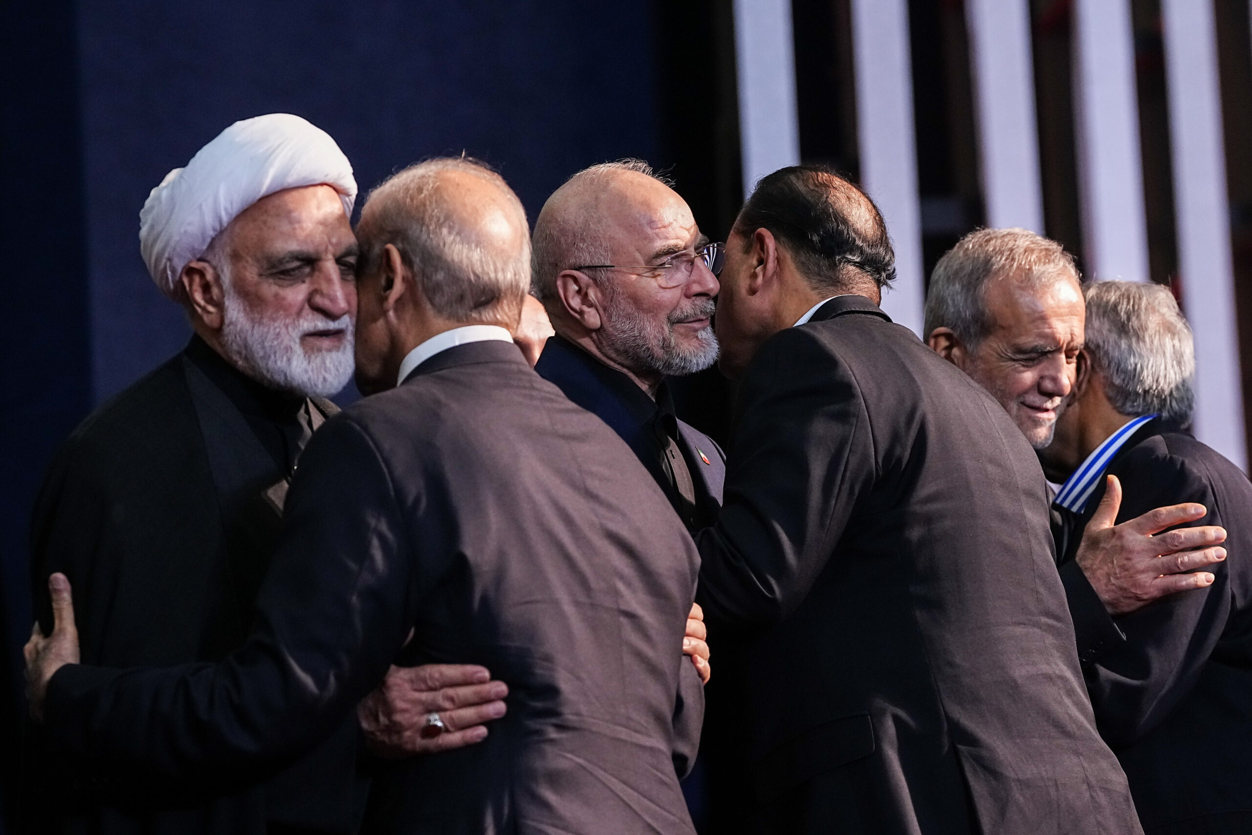 Varias autoridades iraníes, entre ellas el presidente del Tribunal Supremo, Gholam-Hossein Mohseni-Eje'i, el presidente del Parlamento, Mohammad Bagher Ghalibaf, y el presidente Masud Pezeshkian, dan la bienvenida al primer ministro pakistaní, Shehbaz Sharif, y a otros responsables pakistaníes en Teherán el 3 de julio de 2026. © Hamed Malekpour/MEI/Sipa