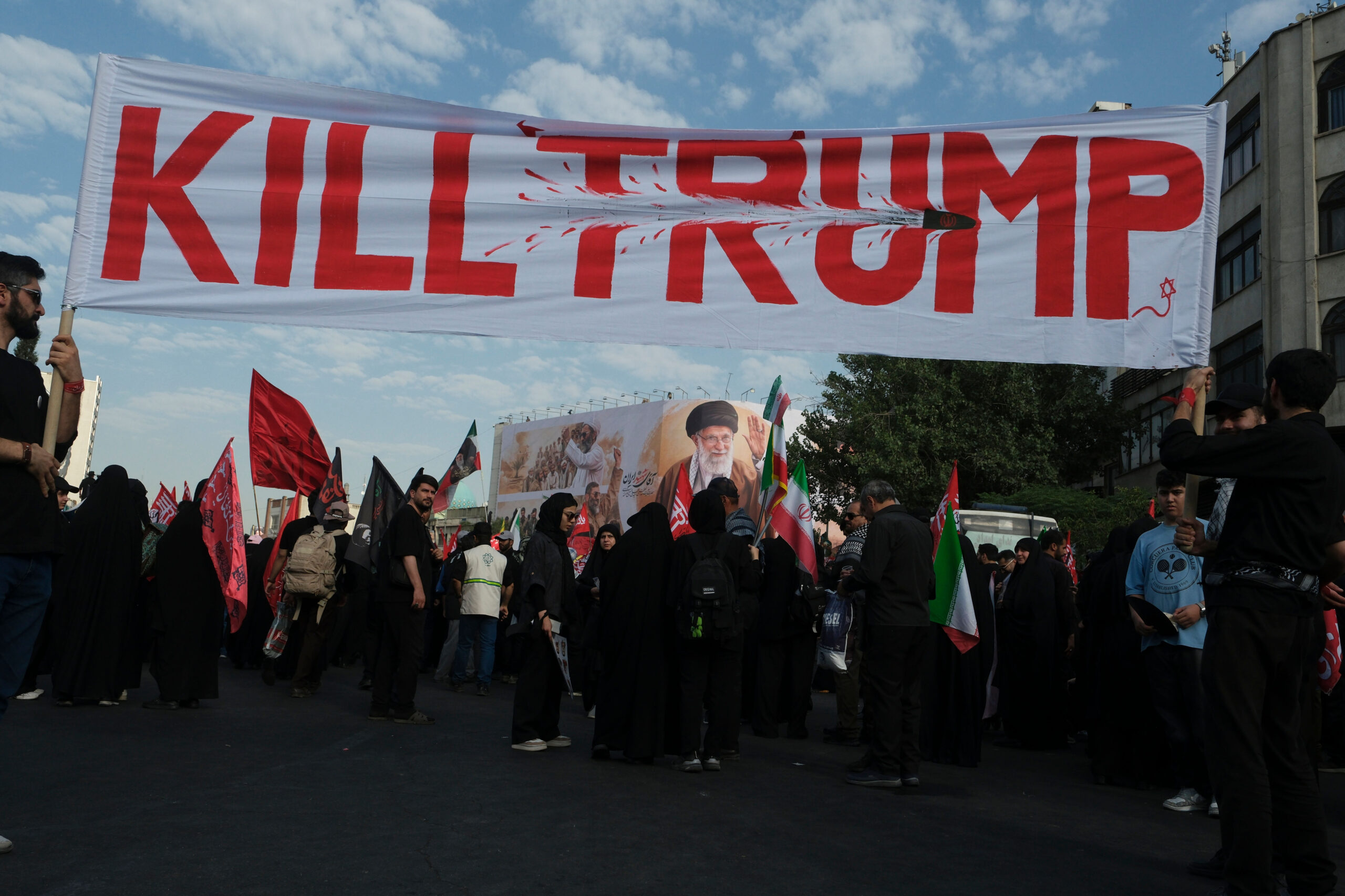 Unos manifestantes en Teherán rinden homenaje al antiguo Guía Supremo de Irán, el ayatola Ali Jamenei, portando una pancarta en la que se lee «kill Trump», «hay que matar a Trump». © Sima