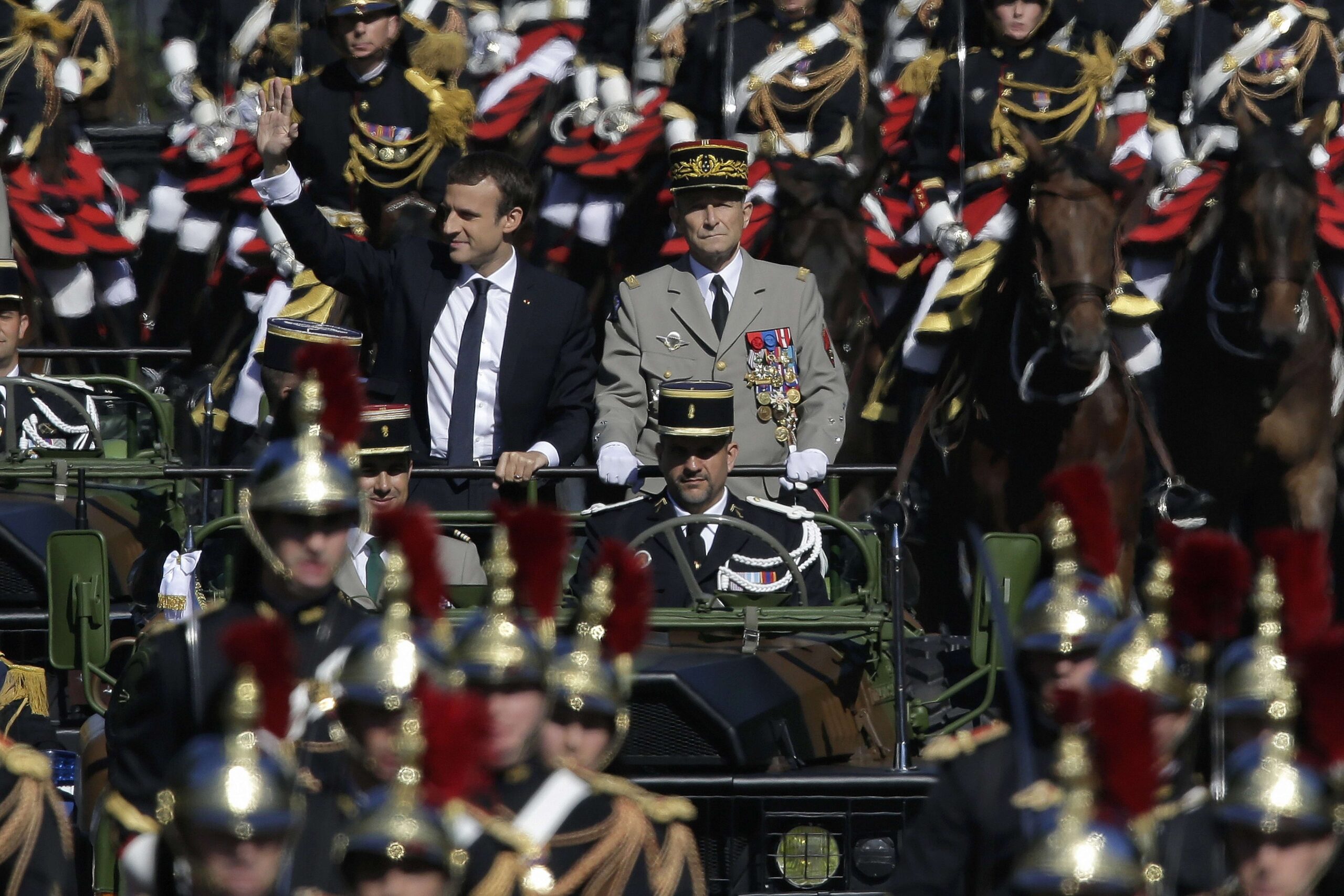 14 de julio de 2017: el primer desfile de Emmanuel Macron. El presidente, que entonces tenía 40 años, saluda desde el coche de mando, junto al general De Villiers, quien dimitirá cinco días después debido, entre otras cosas, a los recortes presupuestarios. Foto: Markus Schreiber / AP