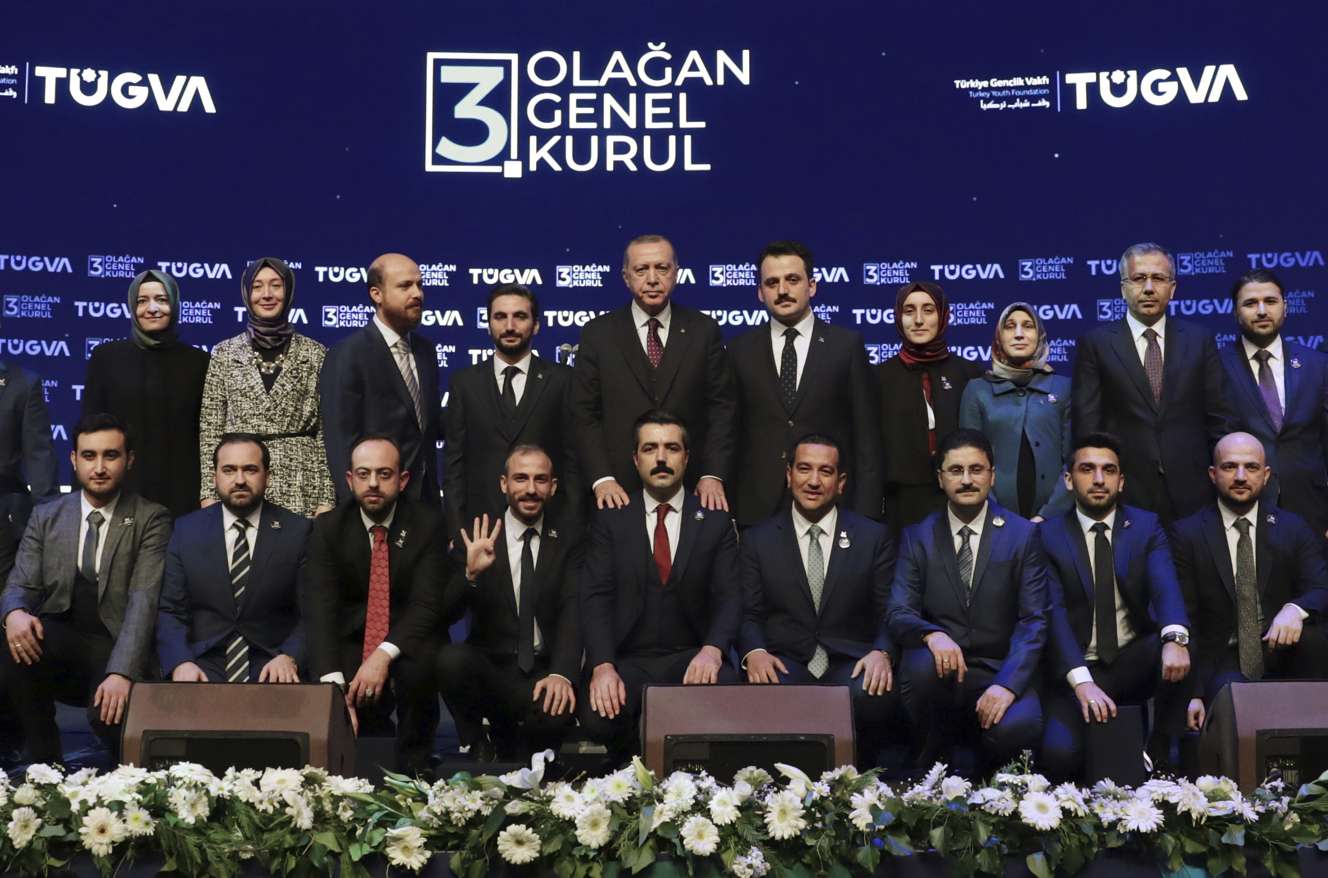 Recep Tayyip Erdogan, rodeado de su círculo más cercano, durante un mitin de la organización juvenil turca TÜGVA, dirigida por su hijo Bilal Erdogan, el sábado 22 de diciembre de 2018 en Estambul. © Servicio de prensa presidencial/AP/Pool
