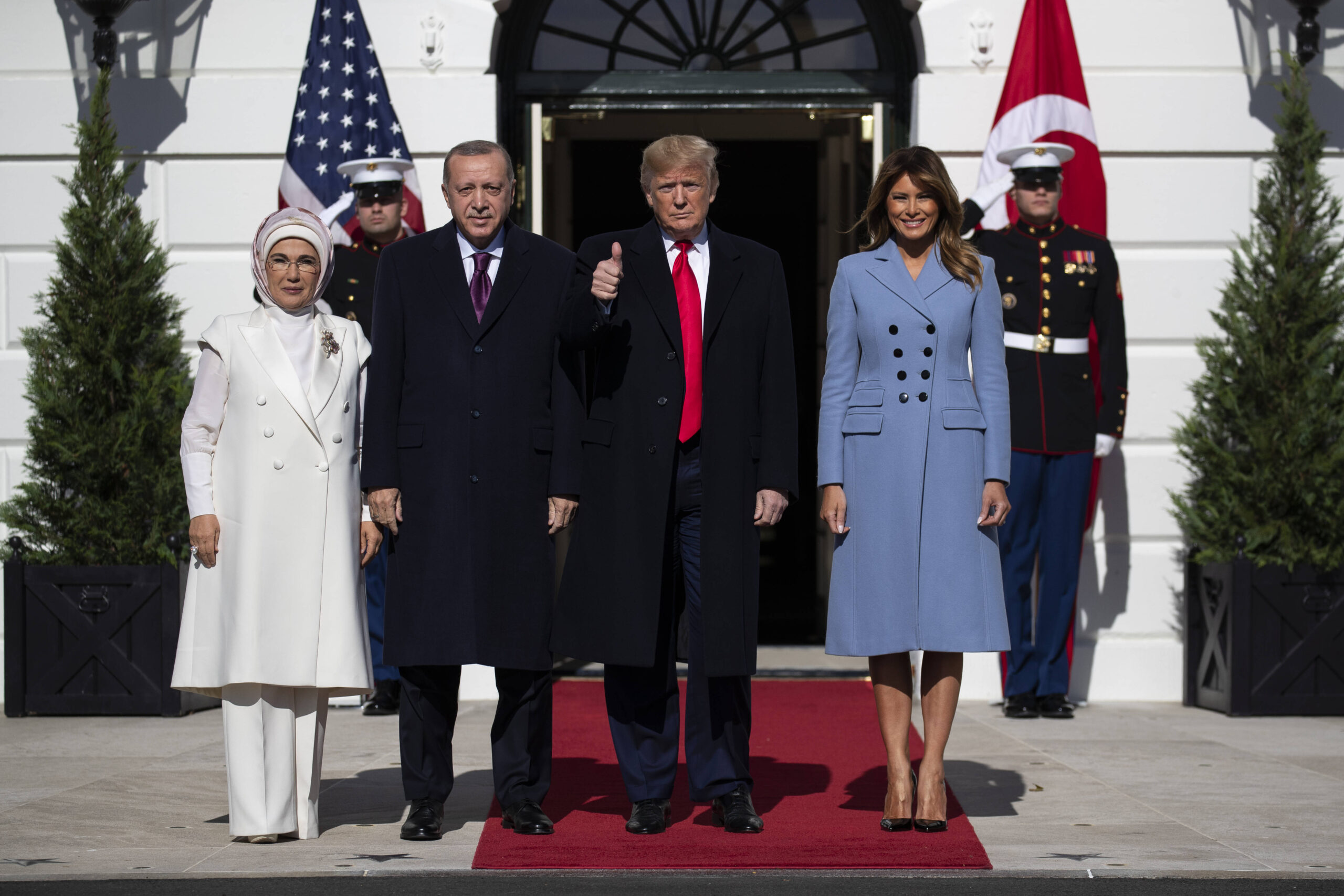 El presidente Donald Trump y la primera dama Melania Trump reciben al presidente turco Recep Tayyip Erdogan y a su esposa Emine Erdogan en la Casa Blanca, el miércoles 13 de noviembre de 2019, en Washington. © Foto AP/Evan Vucci